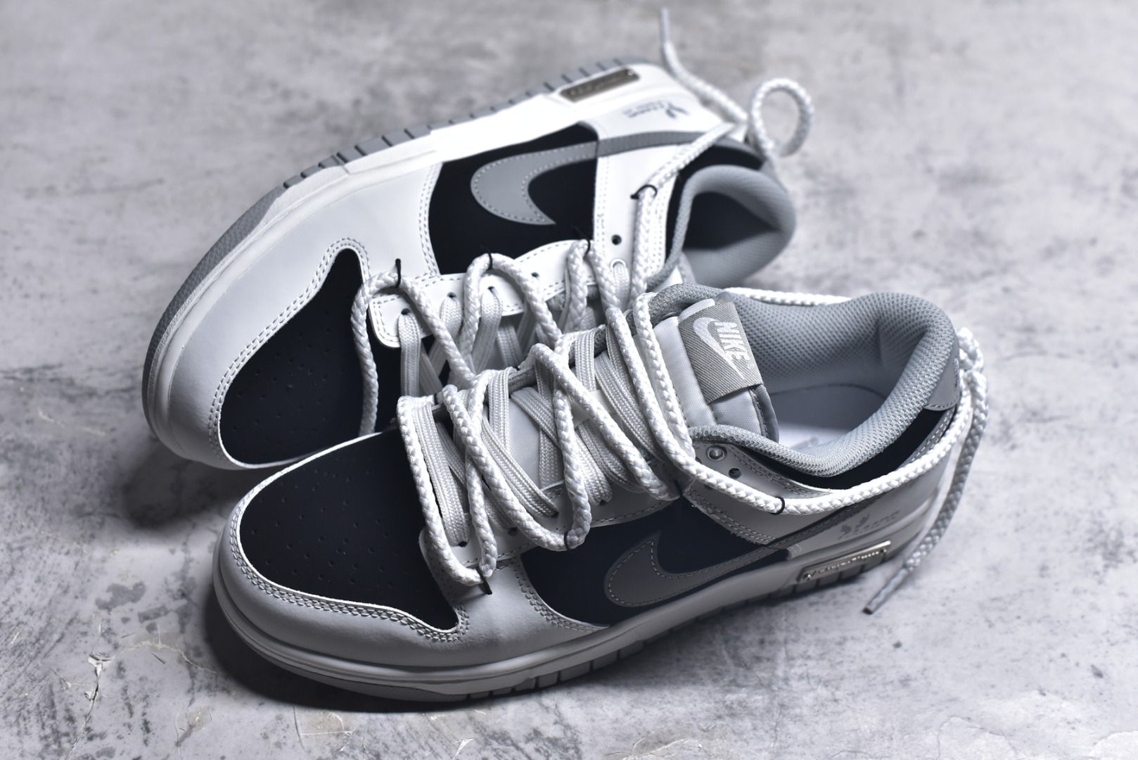 图片[7]-#Nike Dunk Low 墨之影 高端定制 此款以经典Dunk鞋型为模版，上演一场黑白灰的视觉艺术。白色主调极致清爽，易于搭配，深灰色Swoosh以破墨笔法勾勒出凌厉轨迹。侧翼飞翼Logo如印章压角，后跟「AMPR」代号低调烙印身份。黑白灰的层次随光影流动，高级感已在虚实浓淡间自成格局。 货号： WB0518-091 尺码： 40 40.5 41 42 42.5 43 44 44.5 45 46-选品中心