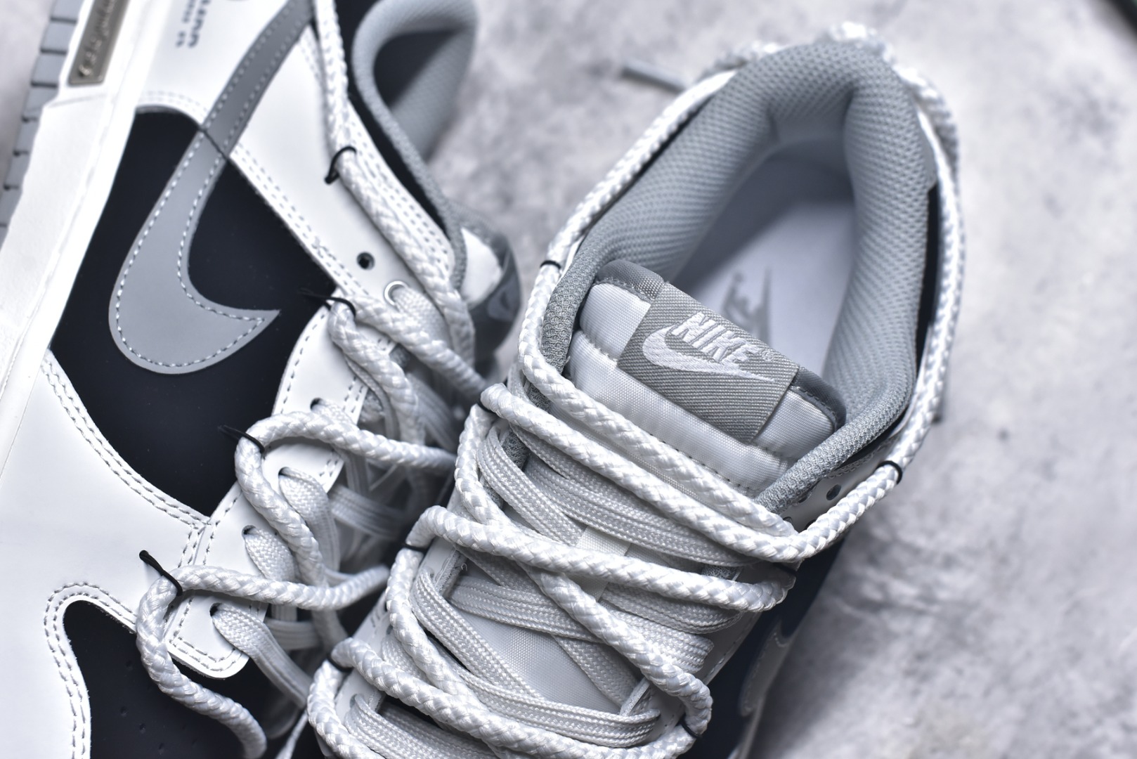 图片[9]-#Nike Dunk Low 墨之影 高端定制 此款以经典Dunk鞋型为模版，上演一场黑白灰的视觉艺术。白色主调极致清爽，易于搭配，深灰色Swoosh以破墨笔法勾勒出凌厉轨迹。侧翼飞翼Logo如印章压角，后跟「AMPR」代号低调烙印身份。黑白灰的层次随光影流动，高级感已在虚实浓淡间自成格局。 货号： WB0518-091 尺码： 40 40.5 41 42 42.5 43 44 44.5 45 46-选品中心