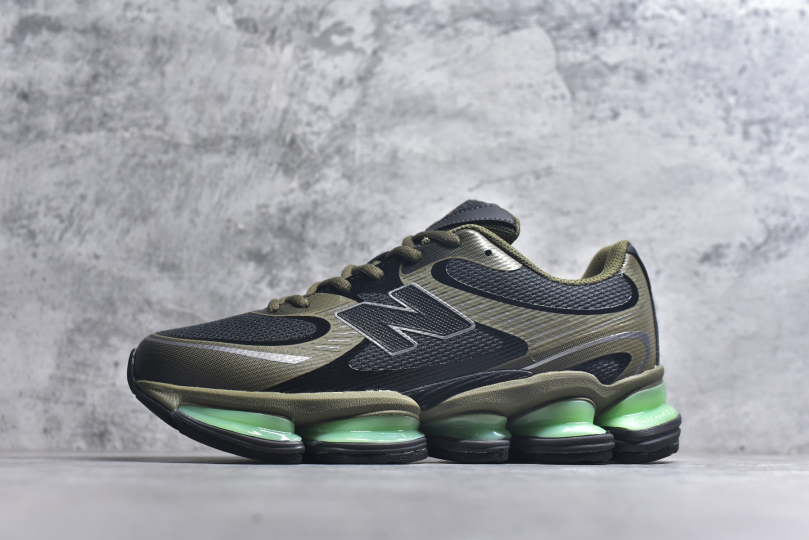 #New Balance 新百伦 NB2000 网面休闲鞋 U20006E1 NB官方重磅新品 一款融合复古设计与现代科技的跑鞋，以其经典的造型和舒适脚感，成为2025年复古潮流爱好的推荐单品。 极具视觉冲击力的5根ABZORB单元，以及无缝鞋面的设计，加上3M反光材质的装饰，比之前推出的90 60系列更夸张，更具未来感。 货号：U20005F9 尺码：36-46.5-选品中心