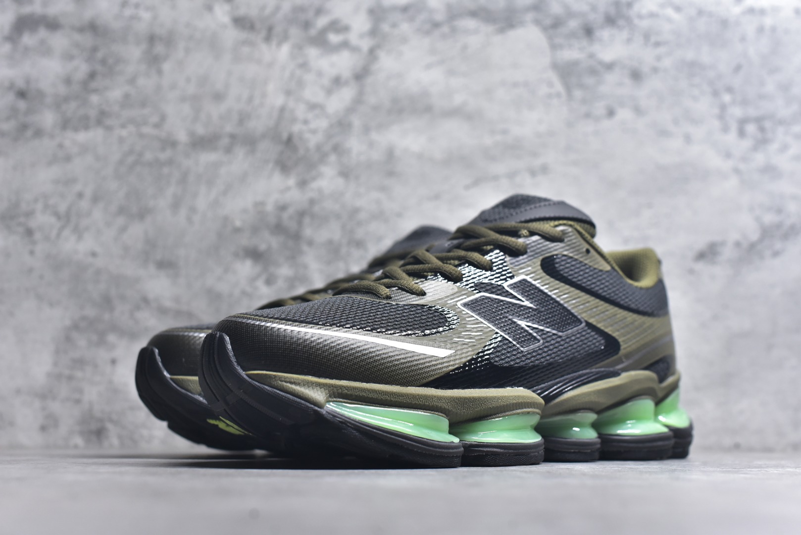 图片[2]-#New Balance 新百伦 NB2000 网面休闲鞋 U20006E1 NB官方重磅新品 一款融合复古设计与现代科技的跑鞋，以其经典的造型和舒适脚感，成为2025年复古潮流爱好的推荐单品。 极具视觉冲击力的5根ABZORB单元，以及无缝鞋面的设计，加上3M反光材质的装饰，比之前推出的90 60系列更夸张，更具未来感。 货号：U20005F9 尺码：36-46.5-选品中心