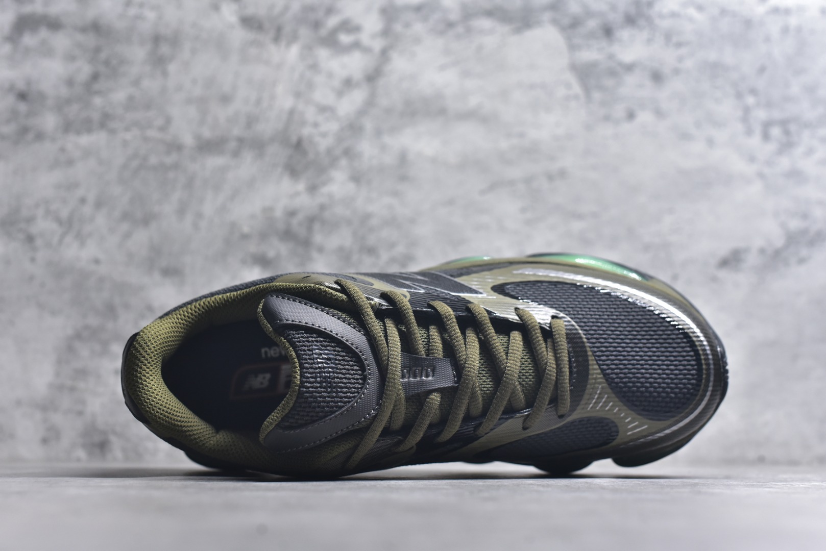 图片[4]-#New Balance 新百伦 NB2000 网面休闲鞋 U20006E1 NB官方重磅新品 一款融合复古设计与现代科技的跑鞋，以其经典的造型和舒适脚感，成为2025年复古潮流爱好的推荐单品。 极具视觉冲击力的5根ABZORB单元，以及无缝鞋面的设计，加上3M反光材质的装饰，比之前推出的90 60系列更夸张，更具未来感。 货号：U20005F9 尺码：36-46.5-选品中心