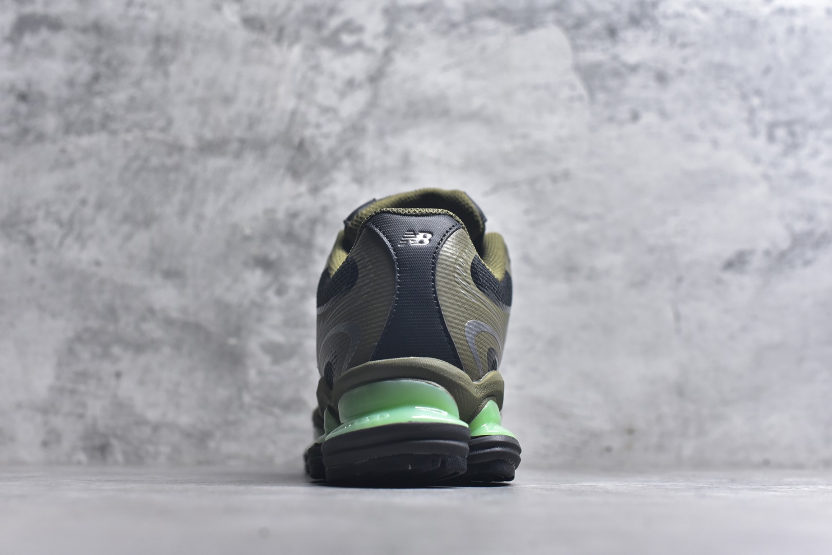 图片[5]-#New Balance 新百伦 NB2000 网面休闲鞋 U20006E1 NB官方重磅新品 一款融合复古设计与现代科技的跑鞋，以其经典的造型和舒适脚感，成为2025年复古潮流爱好的推荐单品。 极具视觉冲击力的5根ABZORB单元，以及无缝鞋面的设计，加上3M反光材质的装饰，比之前推出的90 60系列更夸张，更具未来感。 货号：U20005F9 尺码：36-46.5-选品中心