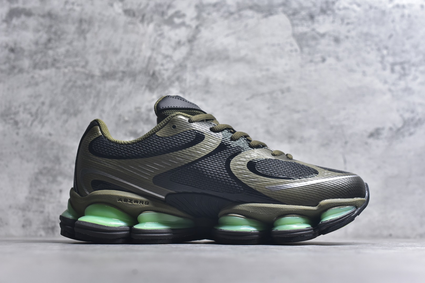 图片[3]-#New Balance 新百伦 NB2000 网面休闲鞋 U20006E1 NB官方重磅新品 一款融合复古设计与现代科技的跑鞋，以其经典的造型和舒适脚感，成为2025年复古潮流爱好的推荐单品。 极具视觉冲击力的5根ABZORB单元，以及无缝鞋面的设计，加上3M反光材质的装饰，比之前推出的90 60系列更夸张，更具未来感。 货号：U20005F9 尺码：36-46.5-选品中心