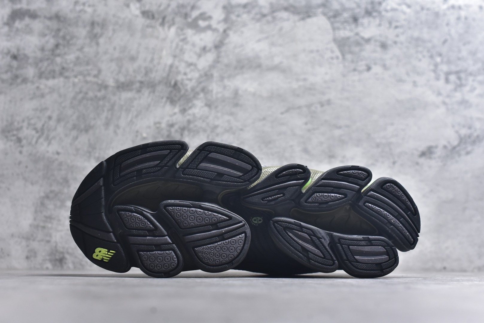 图片[6]-#New Balance 新百伦 NB2000 网面休闲鞋 U20006E1 NB官方重磅新品 一款融合复古设计与现代科技的跑鞋，以其经典的造型和舒适脚感，成为2025年复古潮流爱好的推荐单品。 极具视觉冲击力的5根ABZORB单元，以及无缝鞋面的设计，加上3M反光材质的装饰，比之前推出的90 60系列更夸张，更具未来感。 货号：U20005F9 尺码：36-46.5-选品中心