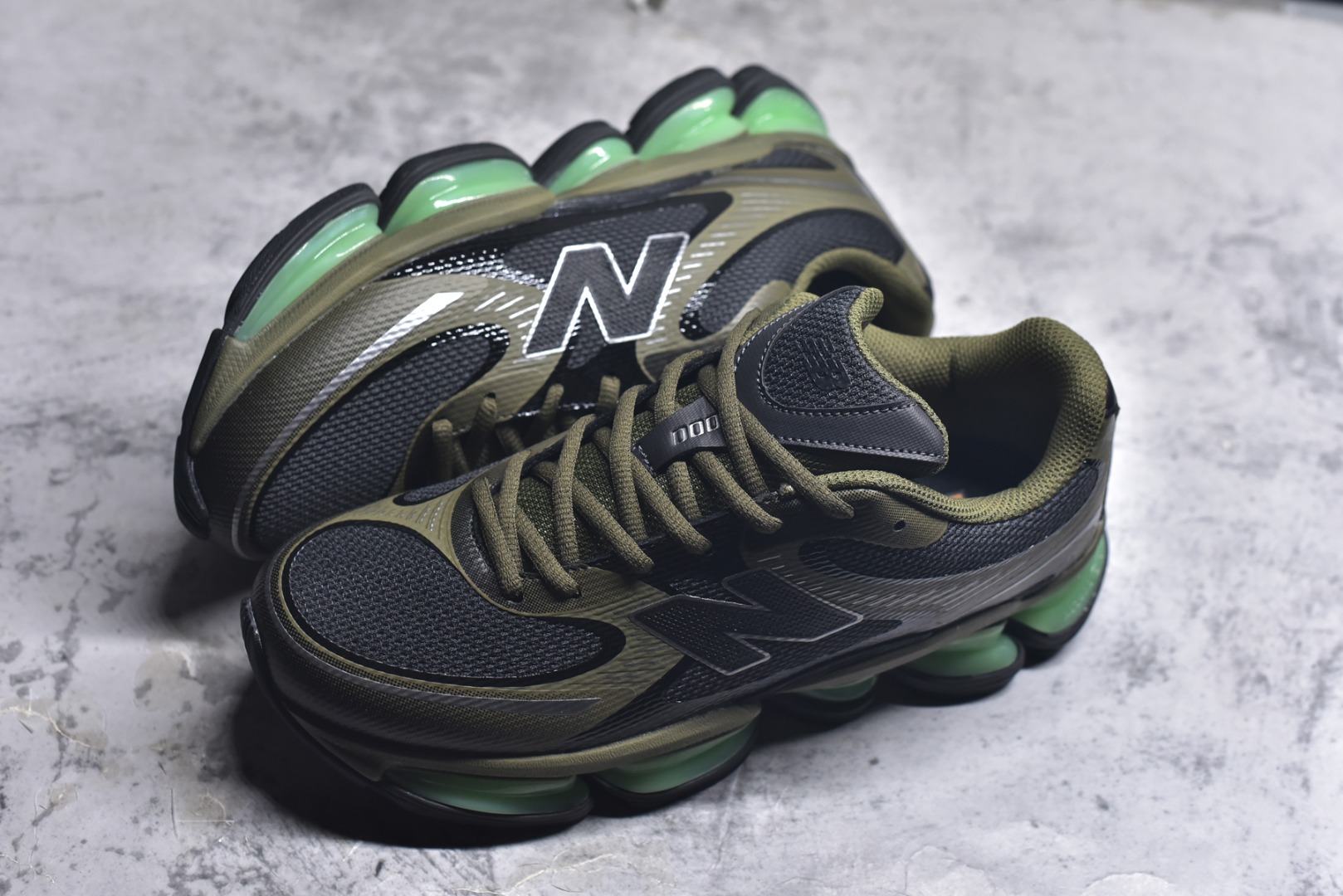 图片[7]-#New Balance 新百伦 NB2000 网面休闲鞋 U20006E1 NB官方重磅新品 一款融合复古设计与现代科技的跑鞋，以其经典的造型和舒适脚感，成为2025年复古潮流爱好的推荐单品。 极具视觉冲击力的5根ABZORB单元，以及无缝鞋面的设计，加上3M反光材质的装饰，比之前推出的90 60系列更夸张，更具未来感。 货号：U20005F9 尺码：36-46.5-选品中心