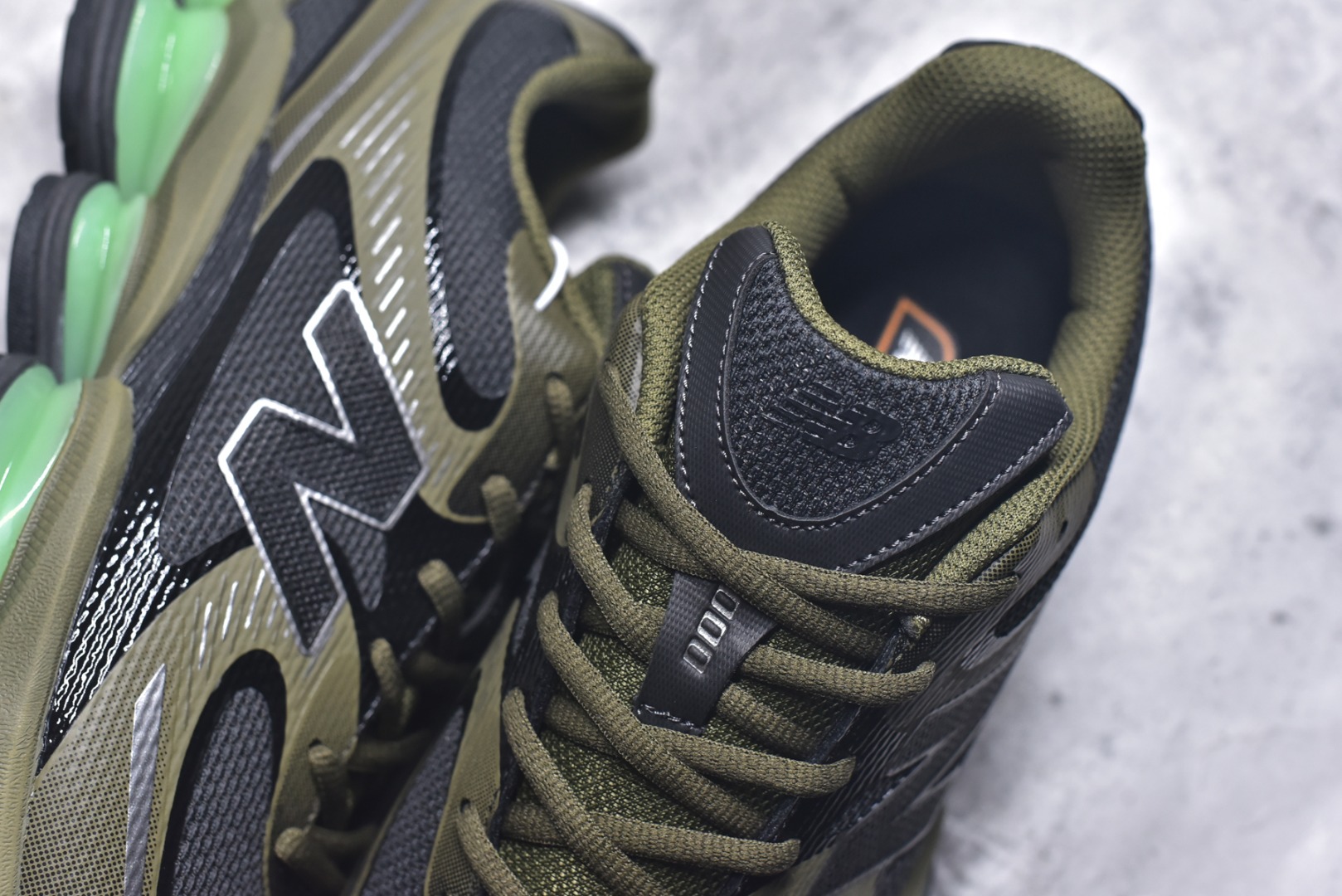 图片[9]-#New Balance 新百伦 NB2000 网面休闲鞋 U20006E1 NB官方重磅新品 一款融合复古设计与现代科技的跑鞋，以其经典的造型和舒适脚感，成为2025年复古潮流爱好的推荐单品。 极具视觉冲击力的5根ABZORB单元，以及无缝鞋面的设计，加上3M反光材质的装饰，比之前推出的90 60系列更夸张，更具未来感。 货号：U20005F9 尺码：36-46.5-选品中心