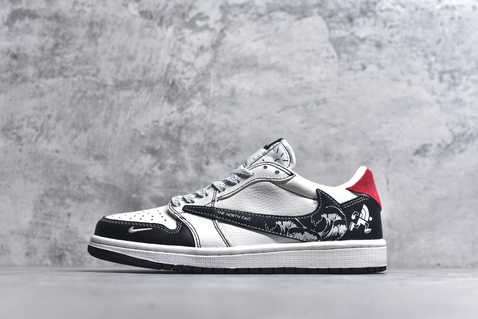#海外爆款限量发售！Travis Scott x Fragment Design x Jordan Air Jordan 1 Low OG SP “北面联名——黑勾涂鸦” 多方联名合作融合了Travi翻毛蓝勾s Scott 独特的音乐风格，藤原浩个性的设计风格以及Jordan品牌的经典元素 使其成为一双具有独特身份和价值的鞋子 清新而立体的外观加上联名标识更突出了其独特身份 这种配色方案显示出活力和时尚感 在视觉上引人注目 鞋身的质感和细腻的细节处理使其显得高端而格调十足 这款“倒钩”联名是设计与创意完美结合 融合多方的个性风格是一款备受瞩目的潮流鞋款 低帮休闲板鞋 定制鞋盒 大厂纯原品质出货 超高清洁度 皮料切割干净无任何毛边 细节完美 货号：DZ5899-028 尺码：36 36.5 37.5 38 38.5 39 40 40.5 41 42 42.5 43 44 44.5 45-选品中心
