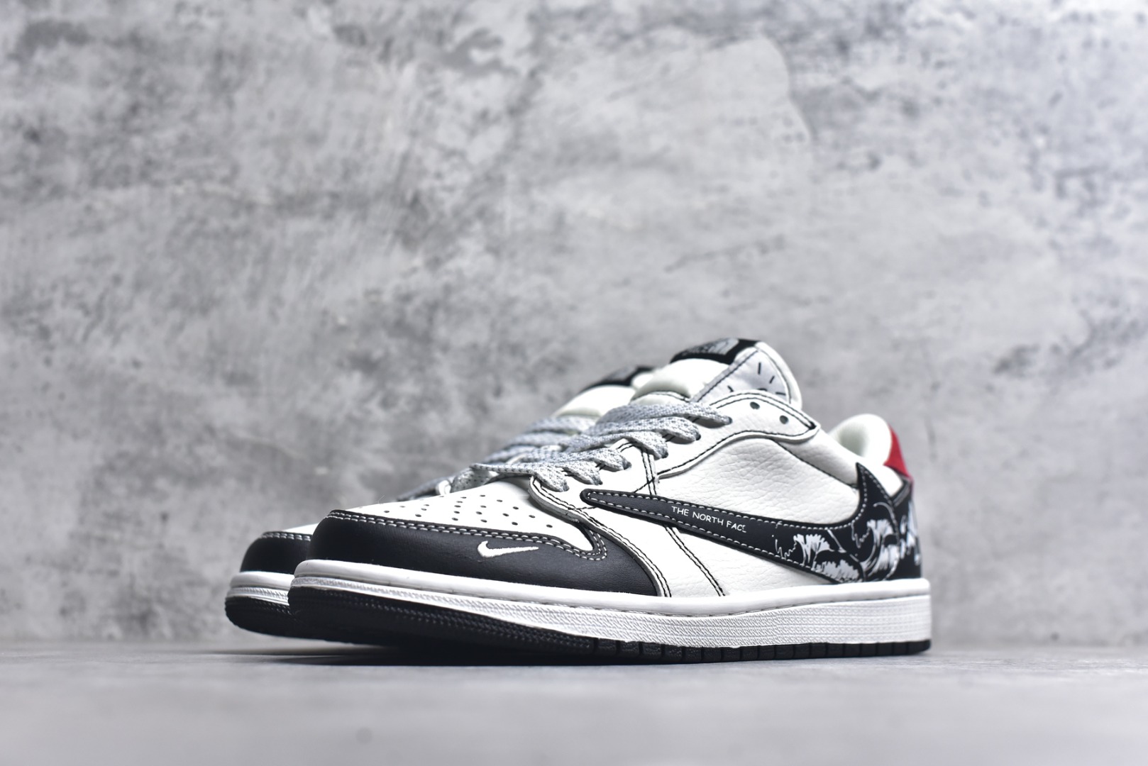 图片[2]-#海外爆款限量发售！Travis Scott x Fragment Design x Jordan Air Jordan 1 Low OG SP “北面联名——黑勾涂鸦” 多方联名合作融合了Travi翻毛蓝勾s Scott 独特的音乐风格，藤原浩个性的设计风格以及Jordan品牌的经典元素 使其成为一双具有独特身份和价值的鞋子 清新而立体的外观加上联名标识更突出了其独特身份 这种配色方案显示出活力和时尚感 在视觉上引人注目 鞋身的质感和细腻的细节处理使其显得高端而格调十足 这款“倒钩”联名是设计与创意完美结合 融合多方的个性风格是一款备受瞩目的潮流鞋款 低帮休闲板鞋 定制鞋盒 大厂纯原品质出货 超高清洁度 皮料切割干净无任何毛边 细节完美 货号：DZ5899-028 尺码：36 36.5 37.5 38 38.5 39 40 40.5 41 42 42.5 43 44 44.5 45-选品中心