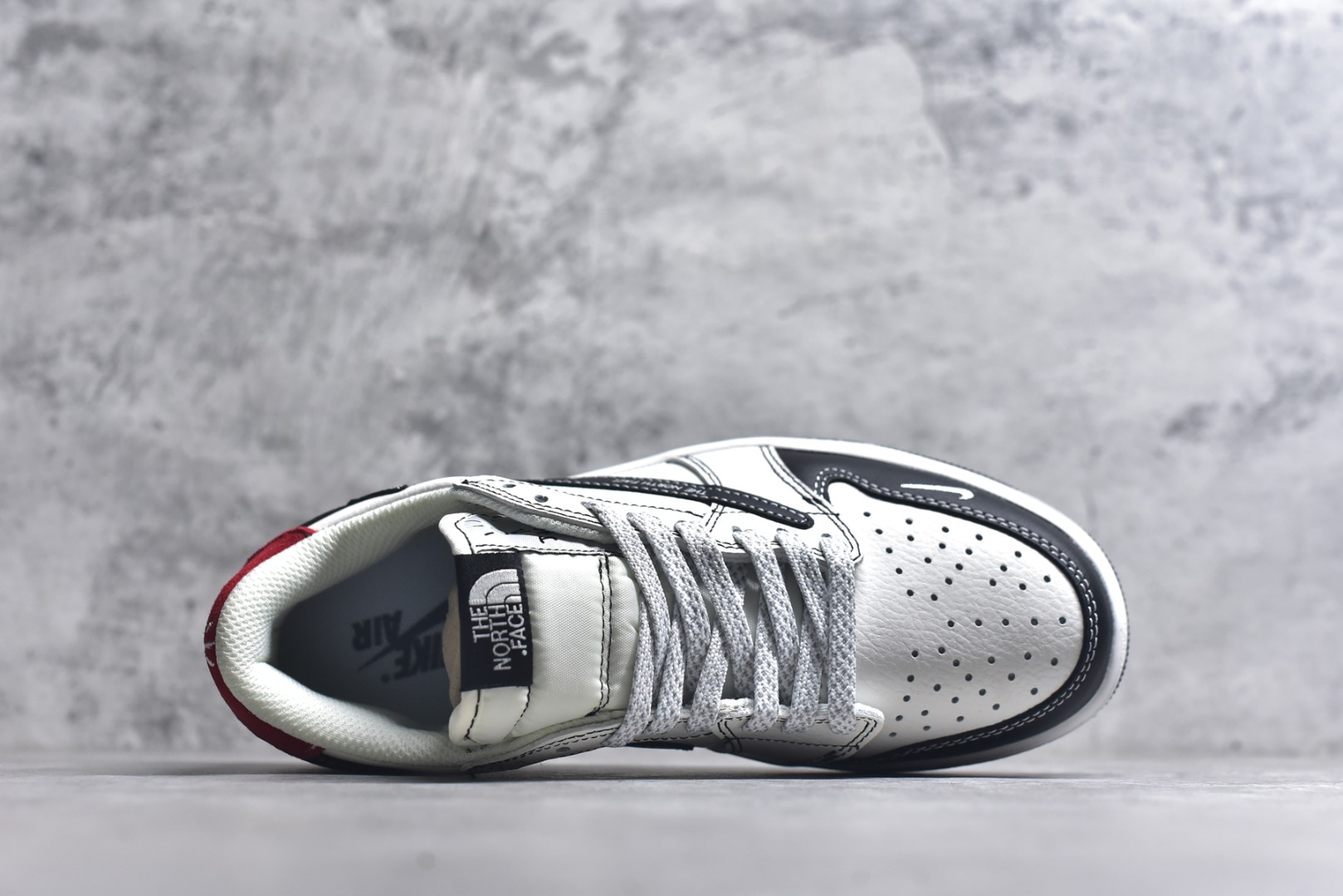 图片[4]-#海外爆款限量发售！Travis Scott x Fragment Design x Jordan Air Jordan 1 Low OG SP “北面联名——黑勾涂鸦” 多方联名合作融合了Travi翻毛蓝勾s Scott 独特的音乐风格，藤原浩个性的设计风格以及Jordan品牌的经典元素 使其成为一双具有独特身份和价值的鞋子 清新而立体的外观加上联名标识更突出了其独特身份 这种配色方案显示出活力和时尚感 在视觉上引人注目 鞋身的质感和细腻的细节处理使其显得高端而格调十足 这款“倒钩”联名是设计与创意完美结合 融合多方的个性风格是一款备受瞩目的潮流鞋款 低帮休闲板鞋 定制鞋盒 大厂纯原品质出货 超高清洁度 皮料切割干净无任何毛边 细节完美 货号：DZ5899-028 尺码：36 36.5 37.5 38 38.5 39 40 40.5 41 42 42.5 43 44 44.5 45-选品中心