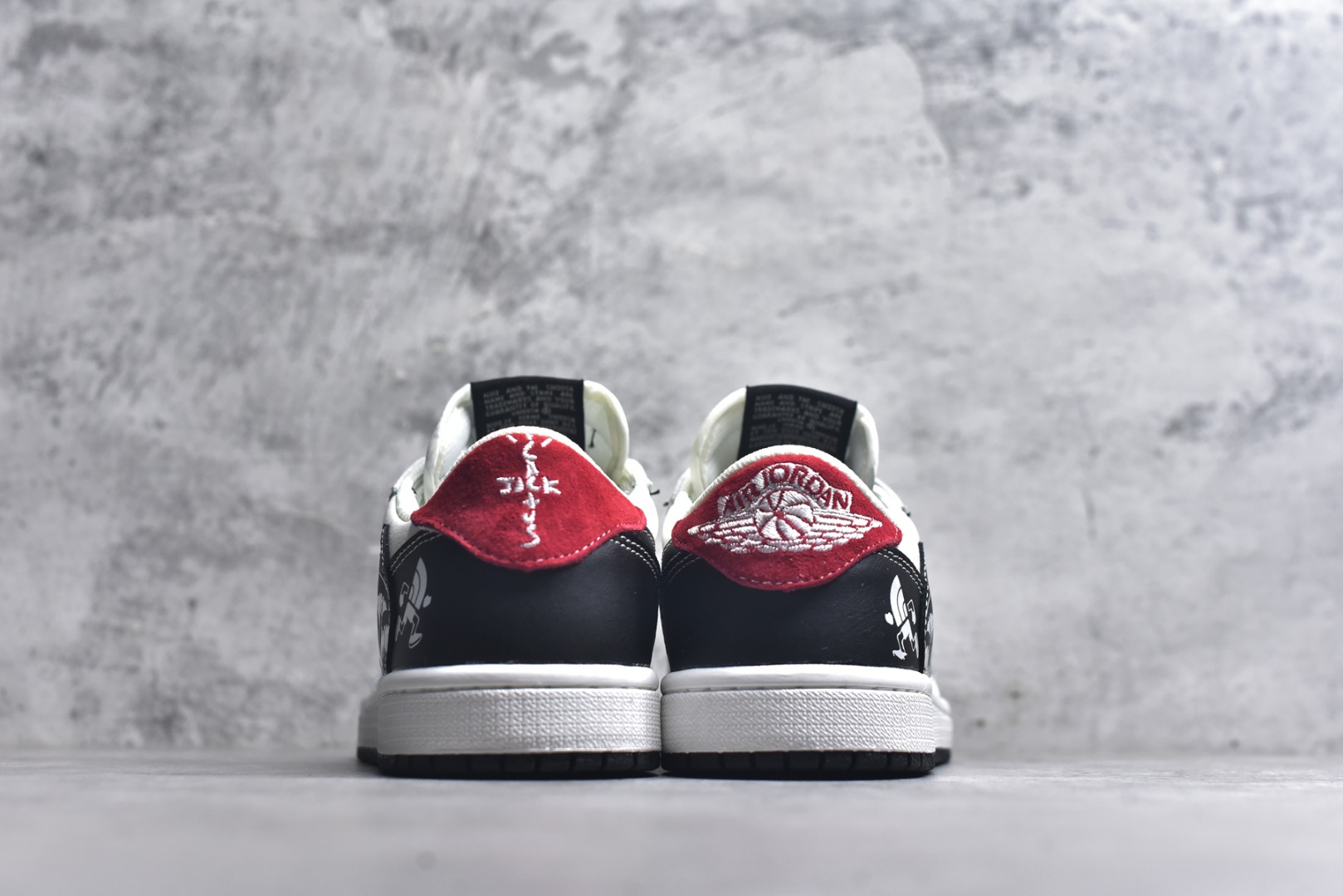 图片[5]-#海外爆款限量发售！Travis Scott x Fragment Design x Jordan Air Jordan 1 Low OG SP “北面联名——黑勾涂鸦” 多方联名合作融合了Travi翻毛蓝勾s Scott 独特的音乐风格，藤原浩个性的设计风格以及Jordan品牌的经典元素 使其成为一双具有独特身份和价值的鞋子 清新而立体的外观加上联名标识更突出了其独特身份 这种配色方案显示出活力和时尚感 在视觉上引人注目 鞋身的质感和细腻的细节处理使其显得高端而格调十足 这款“倒钩”联名是设计与创意完美结合 融合多方的个性风格是一款备受瞩目的潮流鞋款 低帮休闲板鞋 定制鞋盒 大厂纯原品质出货 超高清洁度 皮料切割干净无任何毛边 细节完美 货号：DZ5899-028 尺码：36 36.5 37.5 38 38.5 39 40 40.5 41 42 42.5 43 44 44.5 45-选品中心