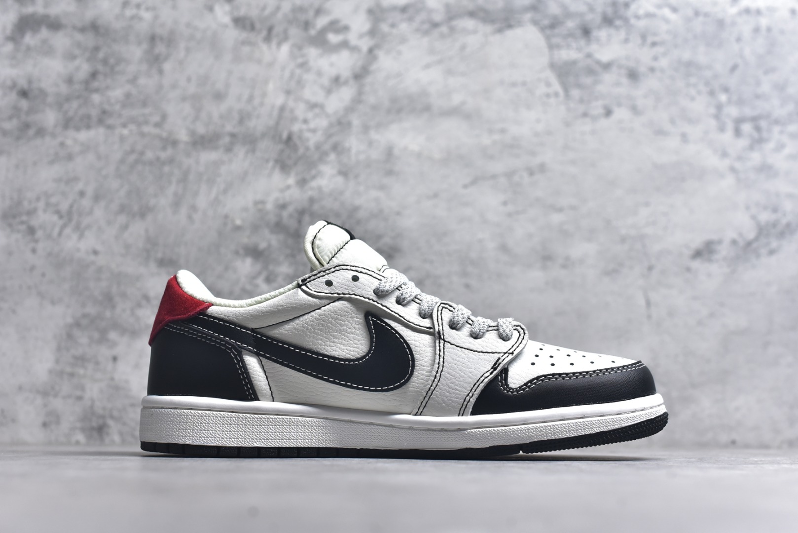 图片[3]-#海外爆款限量发售！Travis Scott x Fragment Design x Jordan Air Jordan 1 Low OG SP “北面联名——黑勾涂鸦” 多方联名合作融合了Travi翻毛蓝勾s Scott 独特的音乐风格，藤原浩个性的设计风格以及Jordan品牌的经典元素 使其成为一双具有独特身份和价值的鞋子 清新而立体的外观加上联名标识更突出了其独特身份 这种配色方案显示出活力和时尚感 在视觉上引人注目 鞋身的质感和细腻的细节处理使其显得高端而格调十足 这款“倒钩”联名是设计与创意完美结合 融合多方的个性风格是一款备受瞩目的潮流鞋款 低帮休闲板鞋 定制鞋盒 大厂纯原品质出货 超高清洁度 皮料切割干净无任何毛边 细节完美 货号：DZ5899-028 尺码：36 36.5 37.5 38 38.5 39 40 40.5 41 42 42.5 43 44 44.5 45-选品中心