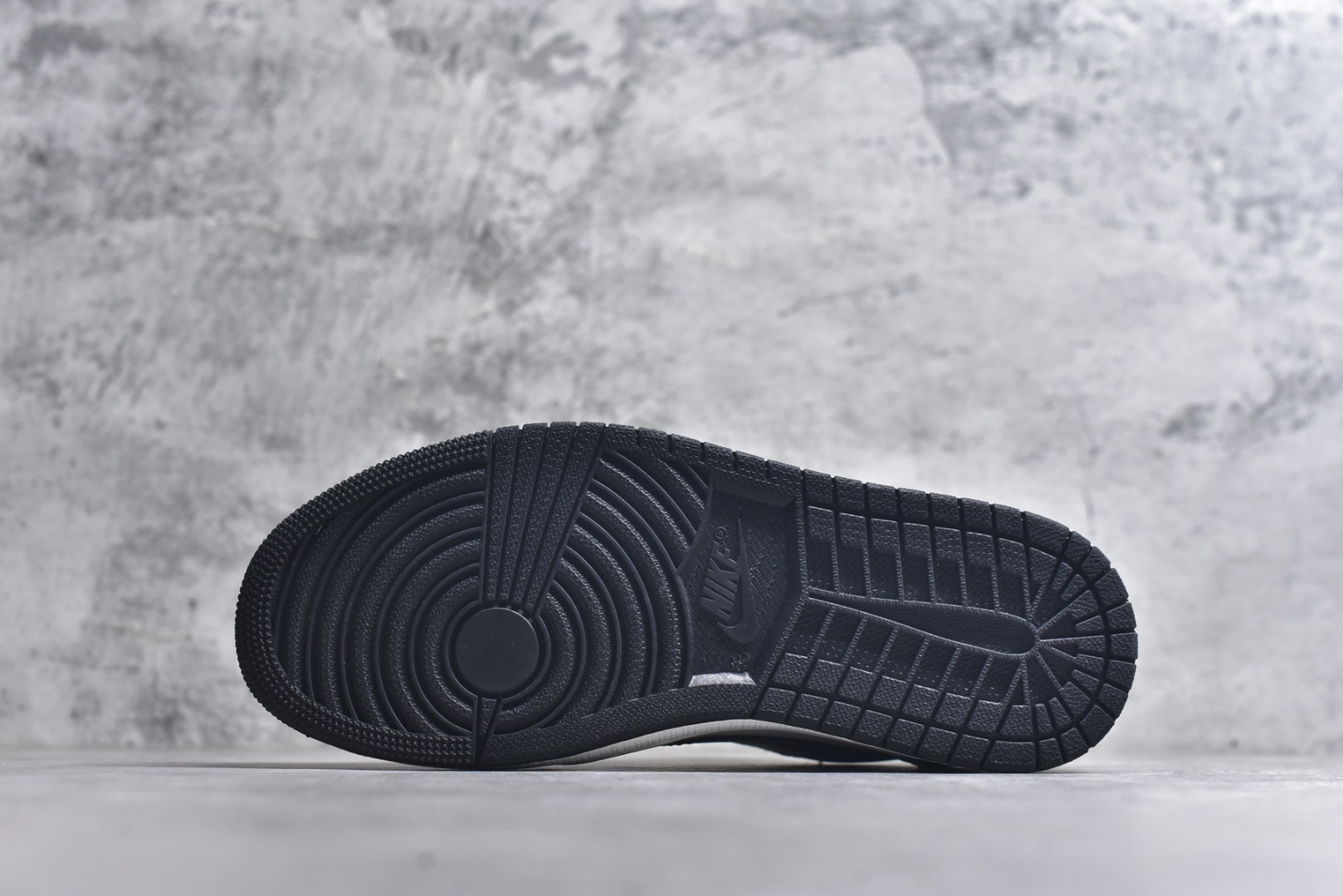 图片[6]-#海外爆款限量发售！Travis Scott x Fragment Design x Jordan Air Jordan 1 Low OG SP “北面联名——黑勾涂鸦” 多方联名合作融合了Travi翻毛蓝勾s Scott 独特的音乐风格，藤原浩个性的设计风格以及Jordan品牌的经典元素 使其成为一双具有独特身份和价值的鞋子 清新而立体的外观加上联名标识更突出了其独特身份 这种配色方案显示出活力和时尚感 在视觉上引人注目 鞋身的质感和细腻的细节处理使其显得高端而格调十足 这款“倒钩”联名是设计与创意完美结合 融合多方的个性风格是一款备受瞩目的潮流鞋款 低帮休闲板鞋 定制鞋盒 大厂纯原品质出货 超高清洁度 皮料切割干净无任何毛边 细节完美 货号：DZ5899-028 尺码：36 36.5 37.5 38 38.5 39 40 40.5 41 42 42.5 43 44 44.5 45-选品中心