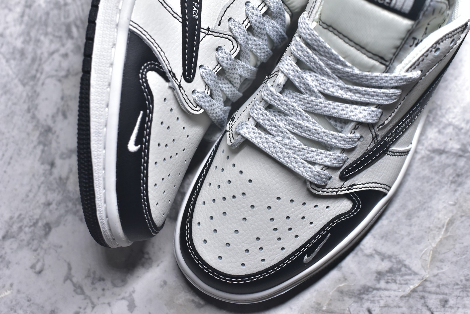 图片[8]-#海外爆款限量发售！Travis Scott x Fragment Design x Jordan Air Jordan 1 Low OG SP “北面联名——黑勾涂鸦” 多方联名合作融合了Travi翻毛蓝勾s Scott 独特的音乐风格，藤原浩个性的设计风格以及Jordan品牌的经典元素 使其成为一双具有独特身份和价值的鞋子 清新而立体的外观加上联名标识更突出了其独特身份 这种配色方案显示出活力和时尚感 在视觉上引人注目 鞋身的质感和细腻的细节处理使其显得高端而格调十足 这款“倒钩”联名是设计与创意完美结合 融合多方的个性风格是一款备受瞩目的潮流鞋款 低帮休闲板鞋 定制鞋盒 大厂纯原品质出货 超高清洁度 皮料切割干净无任何毛边 细节完美 货号：DZ5899-028 尺码：36 36.5 37.5 38 38.5 39 40 40.5 41 42 42.5 43 44 44.5 45-选品中心
