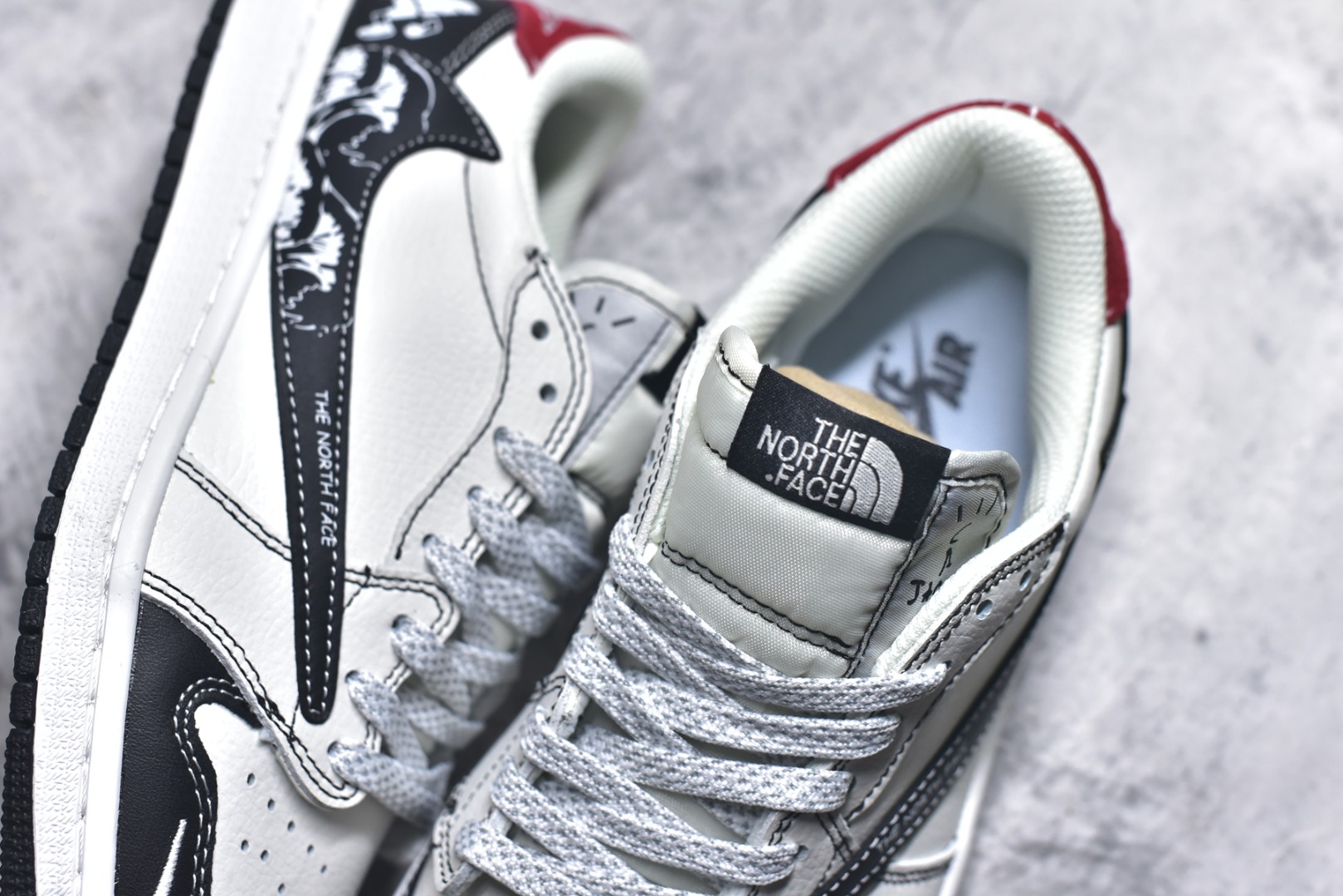 图片[9]-#海外爆款限量发售！Travis Scott x Fragment Design x Jordan Air Jordan 1 Low OG SP “北面联名——黑勾涂鸦” 多方联名合作融合了Travi翻毛蓝勾s Scott 独特的音乐风格，藤原浩个性的设计风格以及Jordan品牌的经典元素 使其成为一双具有独特身份和价值的鞋子 清新而立体的外观加上联名标识更突出了其独特身份 这种配色方案显示出活力和时尚感 在视觉上引人注目 鞋身的质感和细腻的细节处理使其显得高端而格调十足 这款“倒钩”联名是设计与创意完美结合 融合多方的个性风格是一款备受瞩目的潮流鞋款 低帮休闲板鞋 定制鞋盒 大厂纯原品质出货 超高清洁度 皮料切割干净无任何毛边 细节完美 货号：DZ5899-028 尺码：36 36.5 37.5 38 38.5 39 40 40.5 41 42 42.5 43 44 44.5 45-选品中心