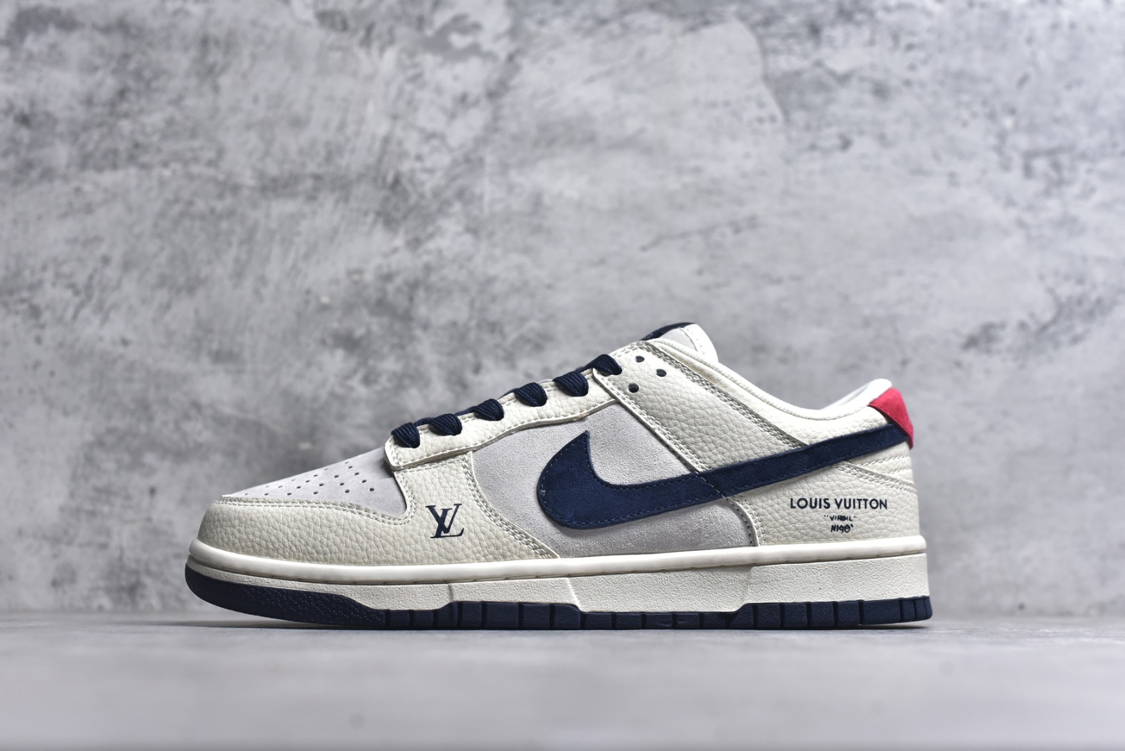 #海外爆款限量发售！Nike SB Dunk Low “LV联名——翻毛红蓝勾” 高端定制 低帮休闲板鞋 定制鞋盒 大厂纯原品质出货 超高清洁度 皮料切割干净无任何毛边 细节完美 货号：FC1688-134 尺码：36 36.5 37.5 38 38.5 39 40 40.5 41 42 42.5 43 44 44.5 45-选品中心