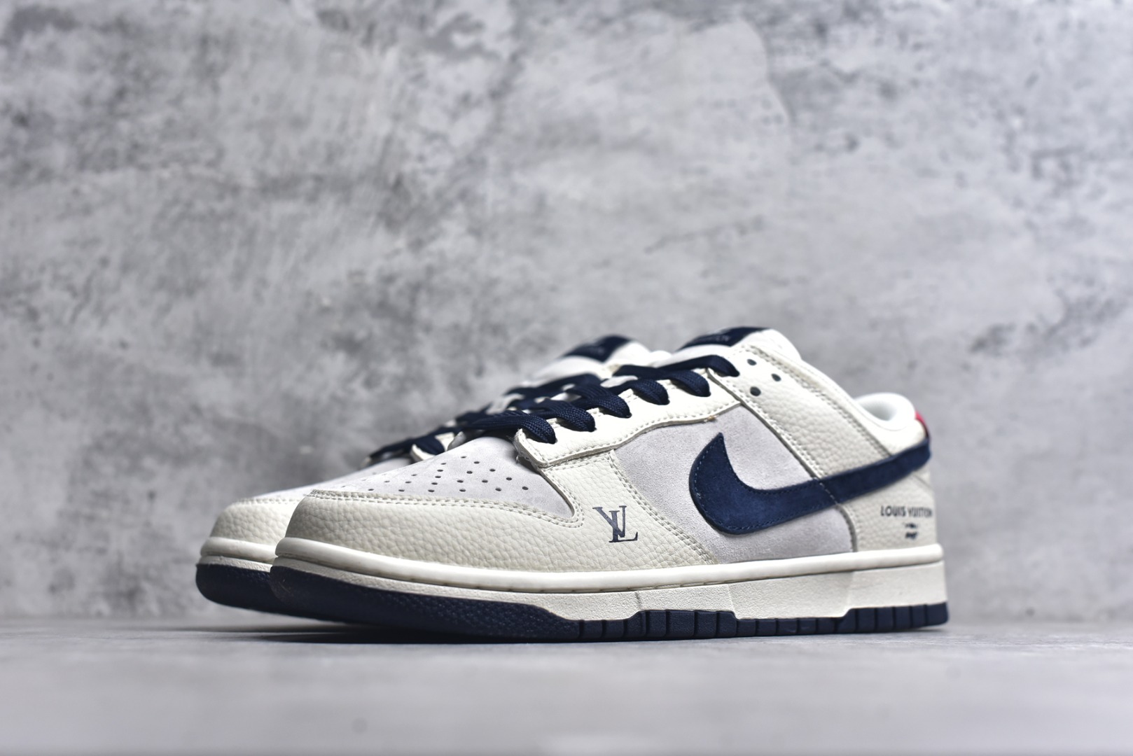 图片[2]-#海外爆款限量发售！Nike SB Dunk Low “LV联名——翻毛红蓝勾” 高端定制 低帮休闲板鞋 定制鞋盒 大厂纯原品质出货 超高清洁度 皮料切割干净无任何毛边 细节完美 货号：FC1688-134 尺码：36 36.5 37.5 38 38.5 39 40 40.5 41 42 42.5 43 44 44.5 45-选品中心