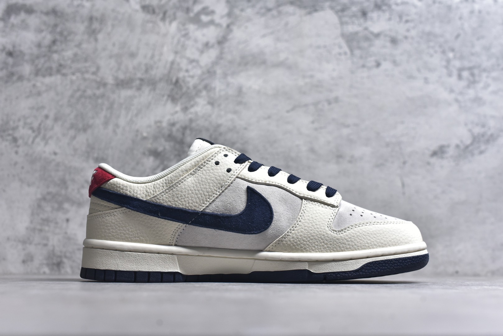 图片[3]-#海外爆款限量发售！Nike SB Dunk Low “LV联名——翻毛红蓝勾” 高端定制 低帮休闲板鞋 定制鞋盒 大厂纯原品质出货 超高清洁度 皮料切割干净无任何毛边 细节完美 货号：FC1688-134 尺码：36 36.5 37.5 38 38.5 39 40 40.5 41 42 42.5 43 44 44.5 45-选品中心
