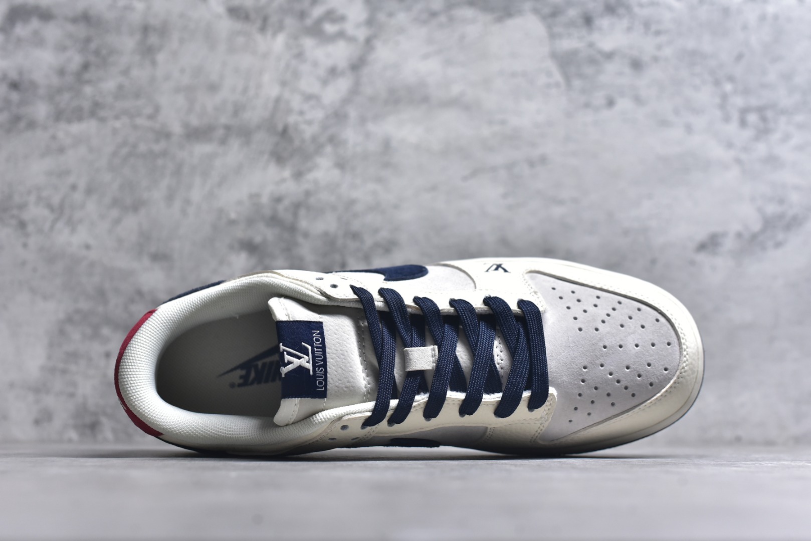 图片[4]-#海外爆款限量发售！Nike SB Dunk Low “LV联名——翻毛红蓝勾” 高端定制 低帮休闲板鞋 定制鞋盒 大厂纯原品质出货 超高清洁度 皮料切割干净无任何毛边 细节完美 货号：FC1688-134 尺码：36 36.5 37.5 38 38.5 39 40 40.5 41 42 42.5 43 44 44.5 45-选品中心