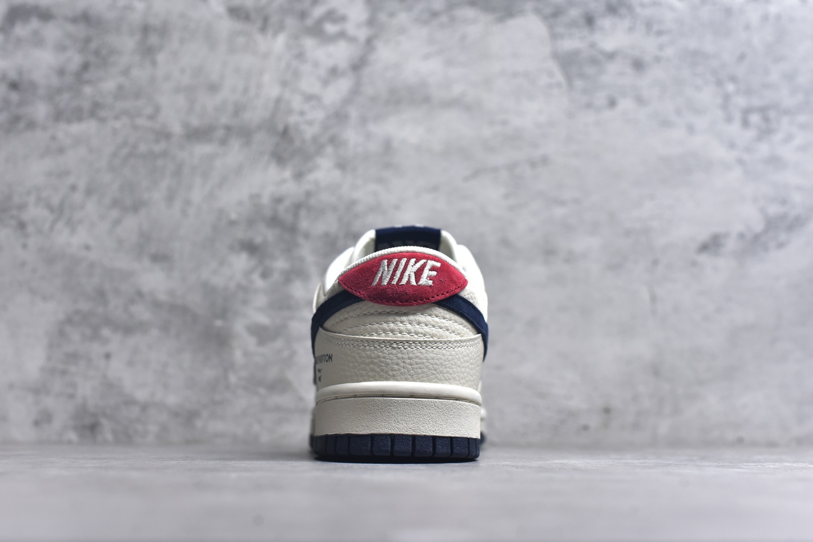 图片[5]-#海外爆款限量发售！Nike SB Dunk Low “LV联名——翻毛红蓝勾” 高端定制 低帮休闲板鞋 定制鞋盒 大厂纯原品质出货 超高清洁度 皮料切割干净无任何毛边 细节完美 货号：FC1688-134 尺码：36 36.5 37.5 38 38.5 39 40 40.5 41 42 42.5 43 44 44.5 45-选品中心