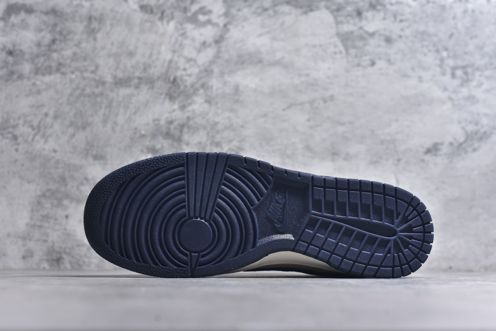 图片[6]-#海外爆款限量发售！Nike SB Dunk Low “LV联名——翻毛红蓝勾” 高端定制 低帮休闲板鞋 定制鞋盒 大厂纯原品质出货 超高清洁度 皮料切割干净无任何毛边 细节完美 货号：FC1688-134 尺码：36 36.5 37.5 38 38.5 39 40 40.5 41 42 42.5 43 44 44.5 45-选品中心