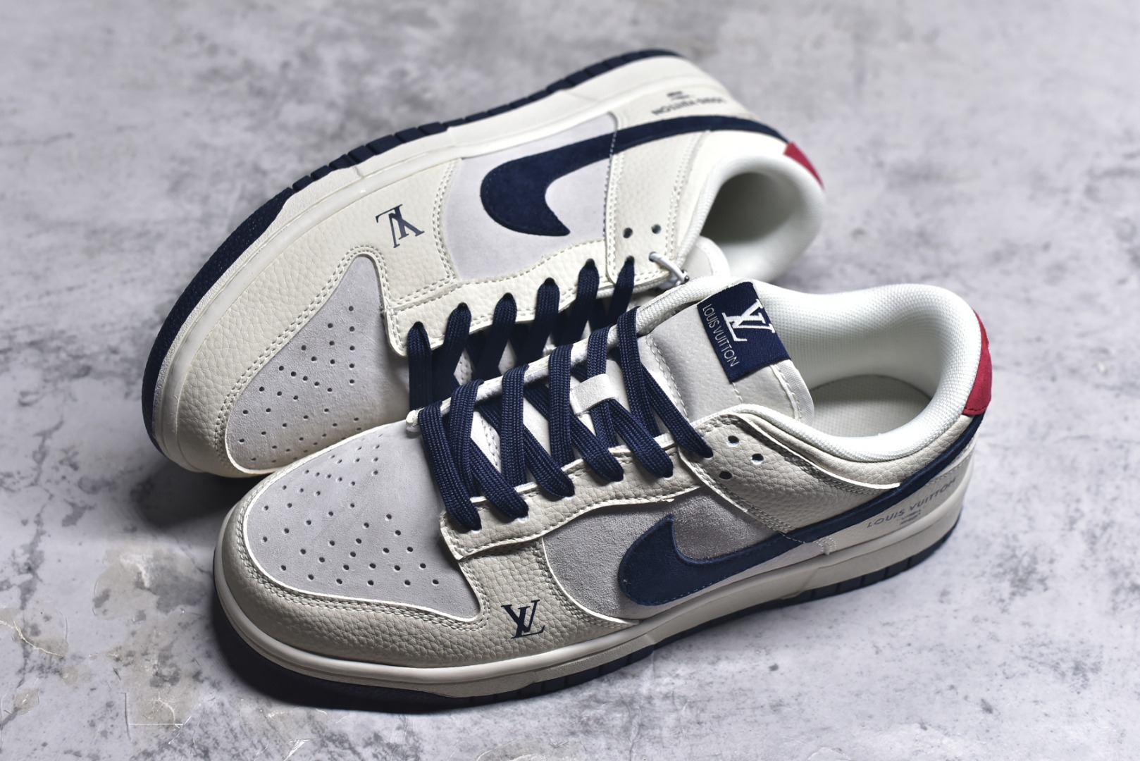 图片[7]-#海外爆款限量发售！Nike SB Dunk Low “LV联名——翻毛红蓝勾” 高端定制 低帮休闲板鞋 定制鞋盒 大厂纯原品质出货 超高清洁度 皮料切割干净无任何毛边 细节完美 货号：FC1688-134 尺码：36 36.5 37.5 38 38.5 39 40 40.5 41 42 42.5 43 44 44.5 45-选品中心