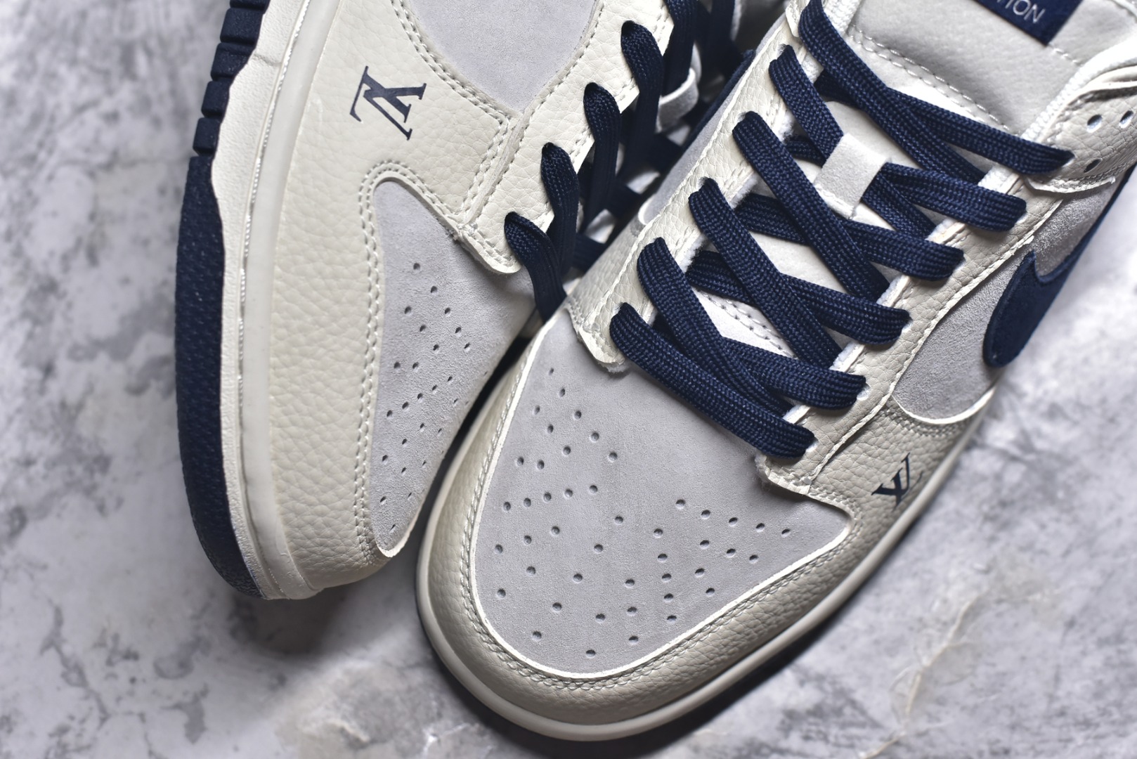 图片[8]-#海外爆款限量发售！Nike SB Dunk Low “LV联名——翻毛红蓝勾” 高端定制 低帮休闲板鞋 定制鞋盒 大厂纯原品质出货 超高清洁度 皮料切割干净无任何毛边 细节完美 货号：FC1688-134 尺码：36 36.5 37.5 38 38.5 39 40 40.5 41 42 42.5 43 44 44.5 45-选品中心