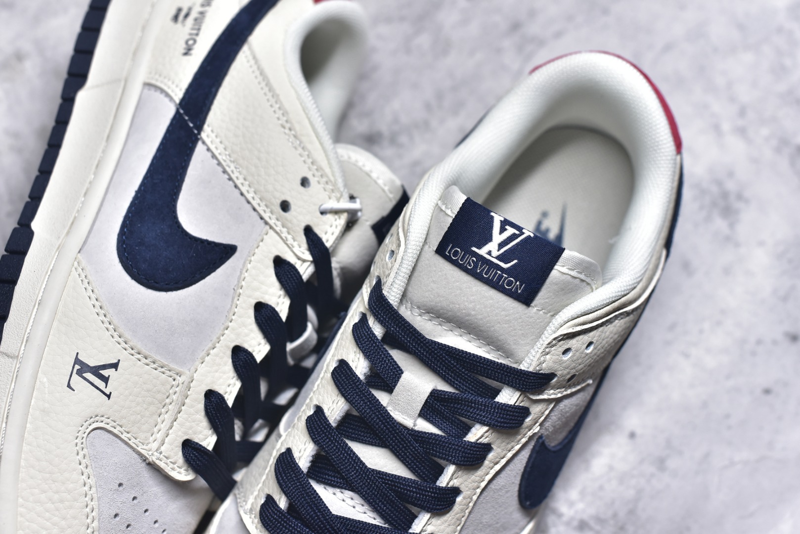 图片[9]-#海外爆款限量发售！Nike SB Dunk Low “LV联名——翻毛红蓝勾” 高端定制 低帮休闲板鞋 定制鞋盒 大厂纯原品质出货 超高清洁度 皮料切割干净无任何毛边 细节完美 货号：FC1688-134 尺码：36 36.5 37.5 38 38.5 39 40 40.5 41 42 42.5 43 44 44.5 45-选品中心