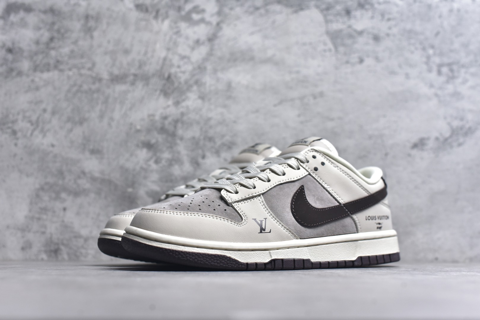 图片[2]-#海外爆款限量发售！Nike SB Dunk Low “LV联名——卡布奇诺灰黑” 高端定制 低帮休闲板鞋 定制鞋盒 大厂纯原品质出货 超高清洁度 皮料切割干净无任何毛边 细节完美 货号：FC1688-400 尺码：36 36.5 37.5 38 38.5 39 40 40.5 41 42 42.5 43 44 44.5 45-选品中心