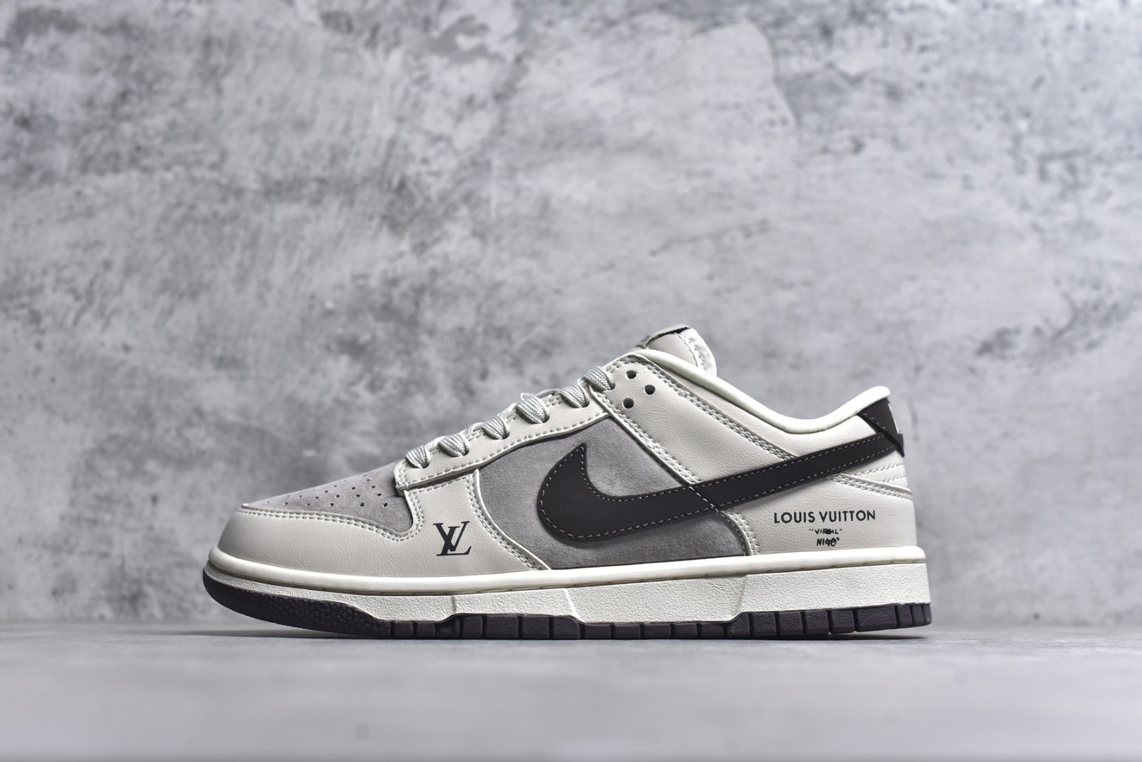#海外爆款限量发售！Nike SB Dunk Low “LV联名——卡布奇诺灰黑” 高端定制 低帮休闲板鞋 定制鞋盒 大厂纯原品质出货 超高清洁度 皮料切割干净无任何毛边 细节完美 货号：FC1688-400 尺码：36 36.5 37.5 38 38.5 39 40 40.5 41 42 42.5 43 44 44.5 45-选品中心