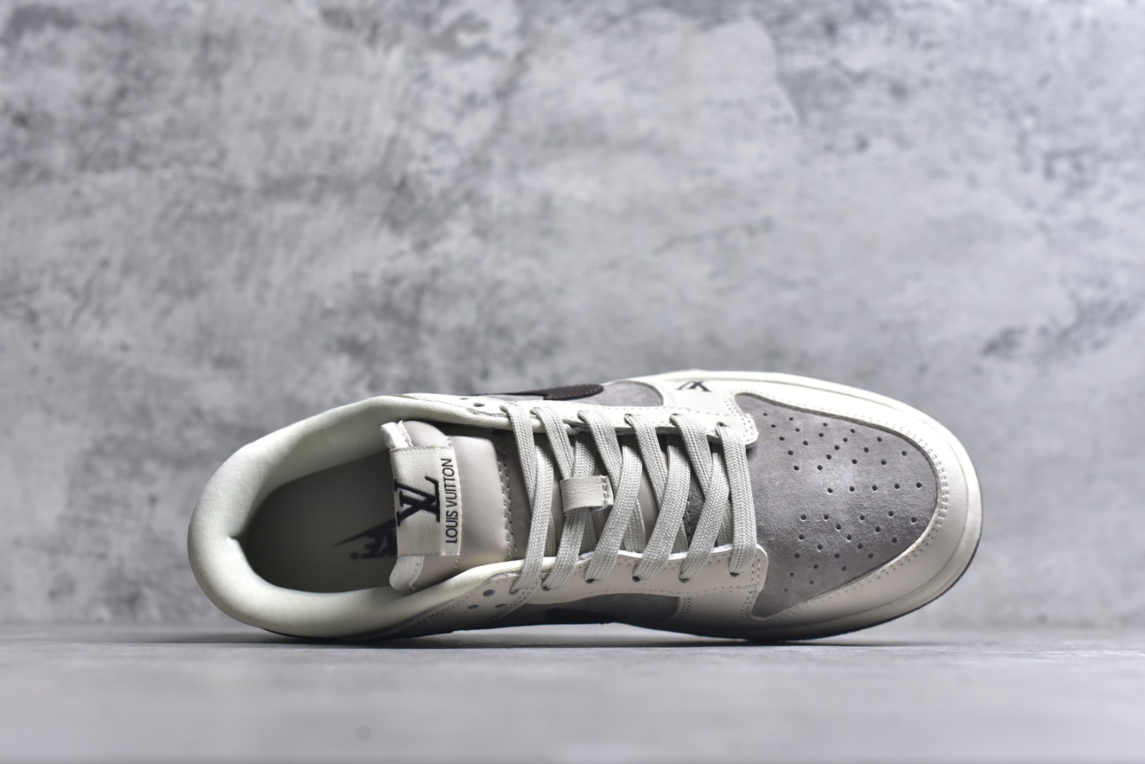 图片[4]-#海外爆款限量发售！Nike SB Dunk Low “LV联名——卡布奇诺灰黑” 高端定制 低帮休闲板鞋 定制鞋盒 大厂纯原品质出货 超高清洁度 皮料切割干净无任何毛边 细节完美 货号：FC1688-400 尺码：36 36.5 37.5 38 38.5 39 40 40.5 41 42 42.5 43 44 44.5 45-选品中心