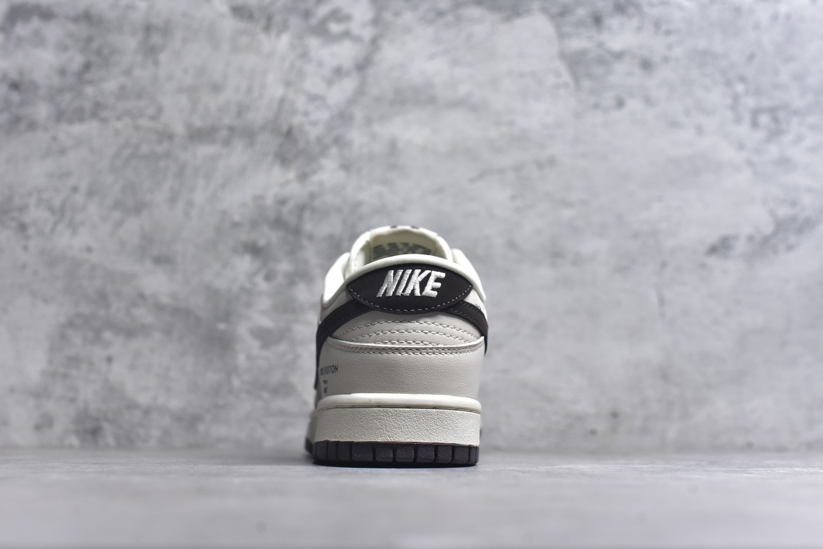 图片[5]-#海外爆款限量发售！Nike SB Dunk Low “LV联名——卡布奇诺灰黑” 高端定制 低帮休闲板鞋 定制鞋盒 大厂纯原品质出货 超高清洁度 皮料切割干净无任何毛边 细节完美 货号：FC1688-400 尺码：36 36.5 37.5 38 38.5 39 40 40.5 41 42 42.5 43 44 44.5 45-选品中心