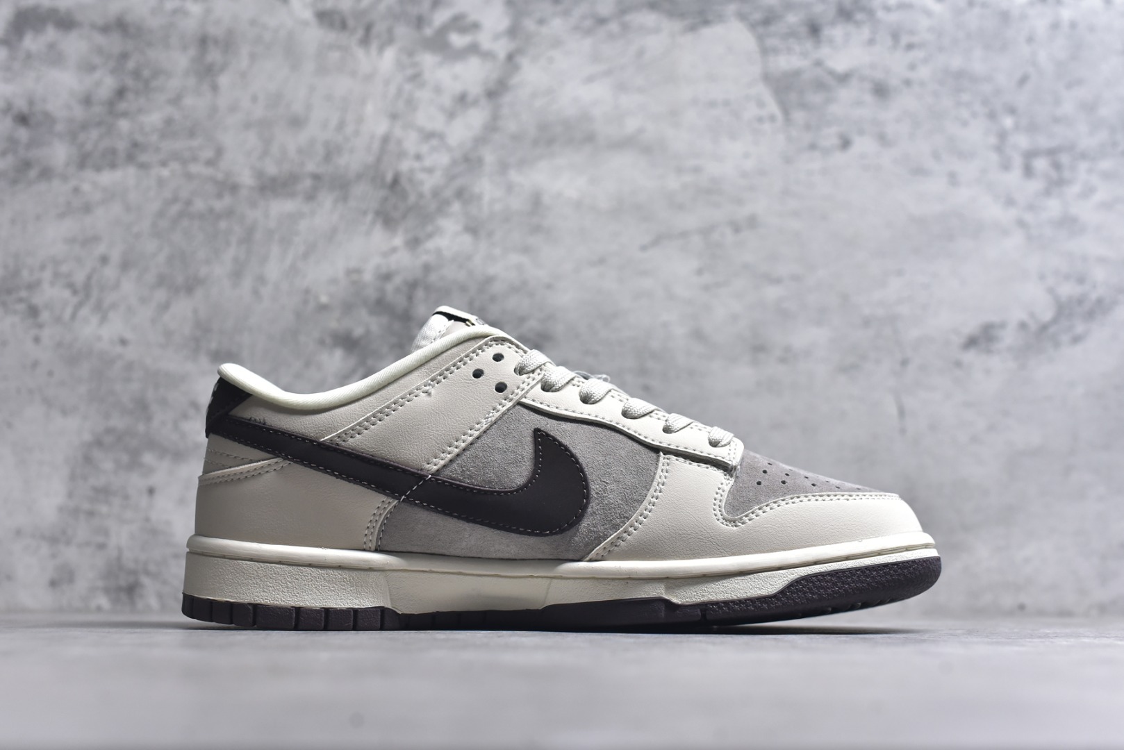 图片[3]-#海外爆款限量发售！Nike SB Dunk Low “LV联名——卡布奇诺灰黑” 高端定制 低帮休闲板鞋 定制鞋盒 大厂纯原品质出货 超高清洁度 皮料切割干净无任何毛边 细节完美 货号：FC1688-400 尺码：36 36.5 37.5 38 38.5 39 40 40.5 41 42 42.5 43 44 44.5 45-选品中心