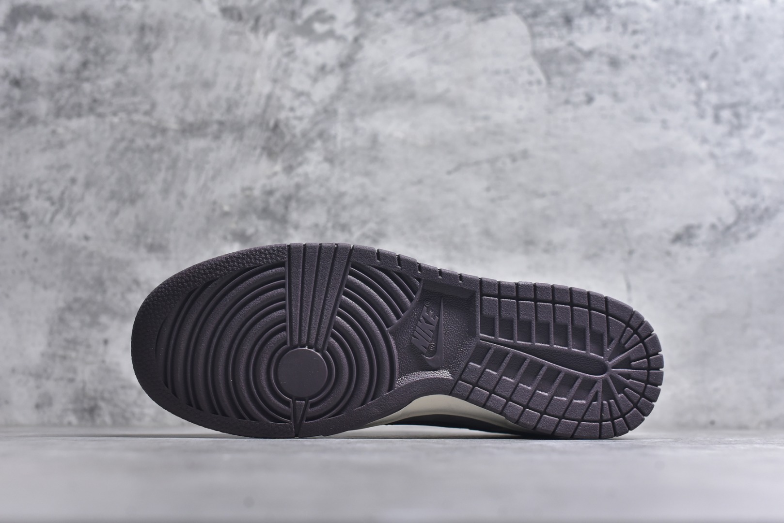 图片[6]-#海外爆款限量发售！Nike SB Dunk Low “LV联名——卡布奇诺灰黑” 高端定制 低帮休闲板鞋 定制鞋盒 大厂纯原品质出货 超高清洁度 皮料切割干净无任何毛边 细节完美 货号：FC1688-400 尺码：36 36.5 37.5 38 38.5 39 40 40.5 41 42 42.5 43 44 44.5 45-选品中心