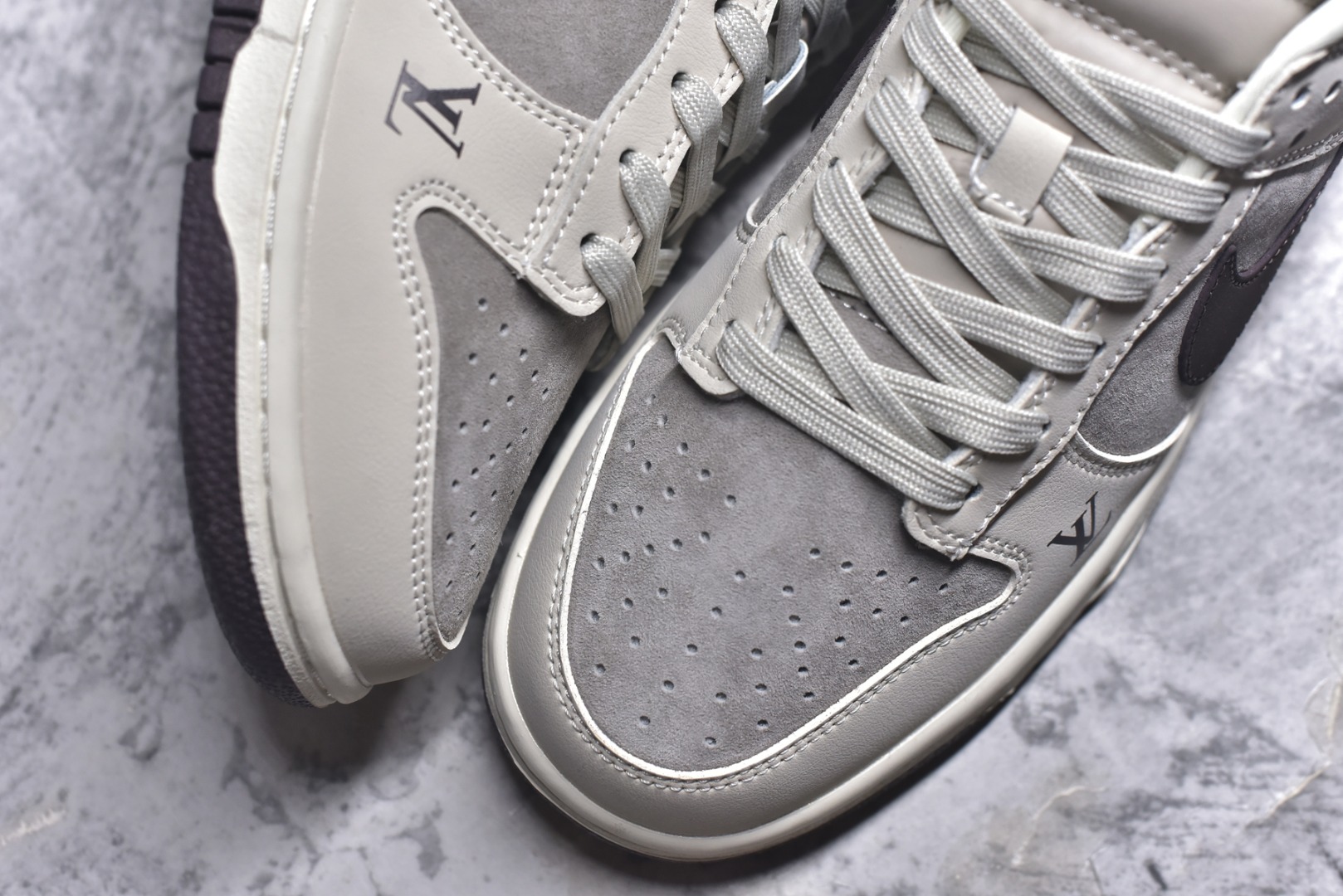 图片[8]-#海外爆款限量发售！Nike SB Dunk Low “LV联名——卡布奇诺灰黑” 高端定制 低帮休闲板鞋 定制鞋盒 大厂纯原品质出货 超高清洁度 皮料切割干净无任何毛边 细节完美 货号：FC1688-400 尺码：36 36.5 37.5 38 38.5 39 40 40.5 41 42 42.5 43 44 44.5 45-选品中心