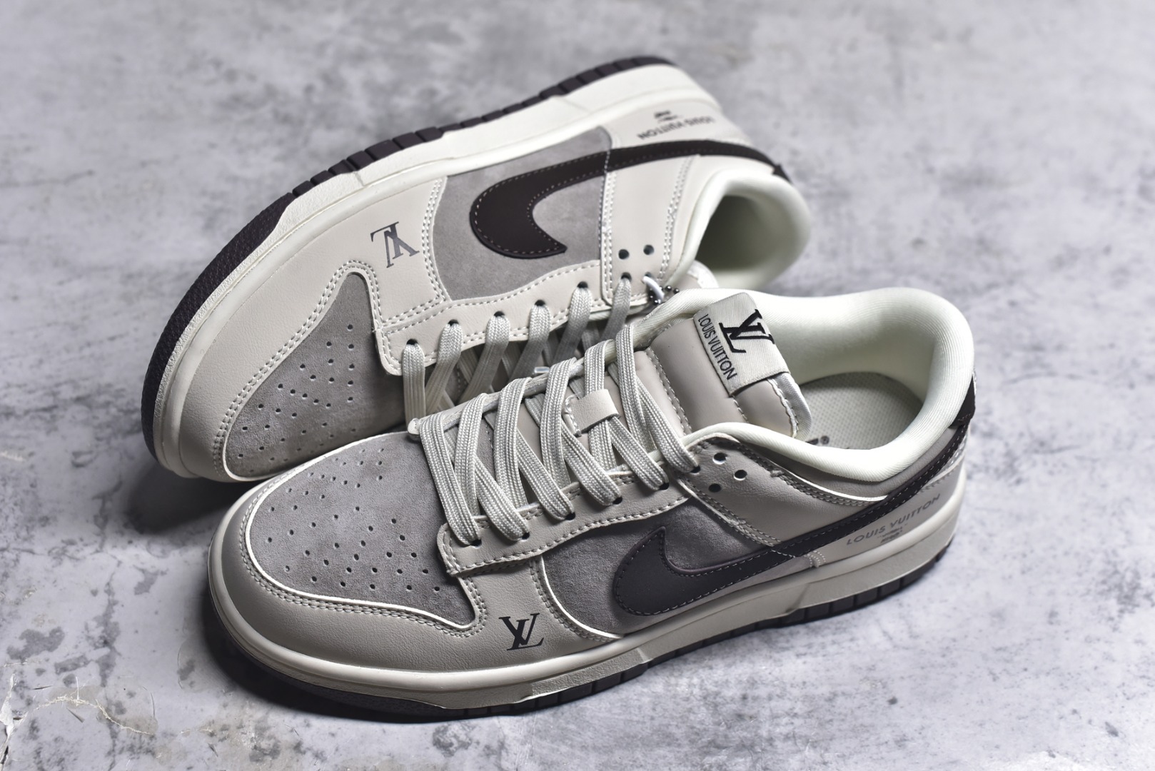 图片[7]-#海外爆款限量发售！Nike SB Dunk Low “LV联名——卡布奇诺灰黑” 高端定制 低帮休闲板鞋 定制鞋盒 大厂纯原品质出货 超高清洁度 皮料切割干净无任何毛边 细节完美 货号：FC1688-400 尺码：36 36.5 37.5 38 38.5 39 40 40.5 41 42 42.5 43 44 44.5 45-选品中心