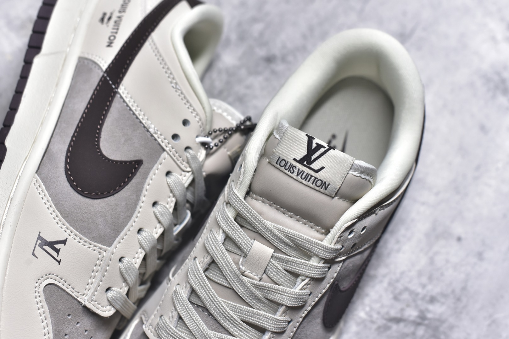 图片[9]-#海外爆款限量发售！Nike SB Dunk Low “LV联名——卡布奇诺灰黑” 高端定制 低帮休闲板鞋 定制鞋盒 大厂纯原品质出货 超高清洁度 皮料切割干净无任何毛边 细节完美 货号：FC1688-400 尺码：36 36.5 37.5 38 38.5 39 40 40.5 41 42 42.5 43 44 44.5 45-选品中心