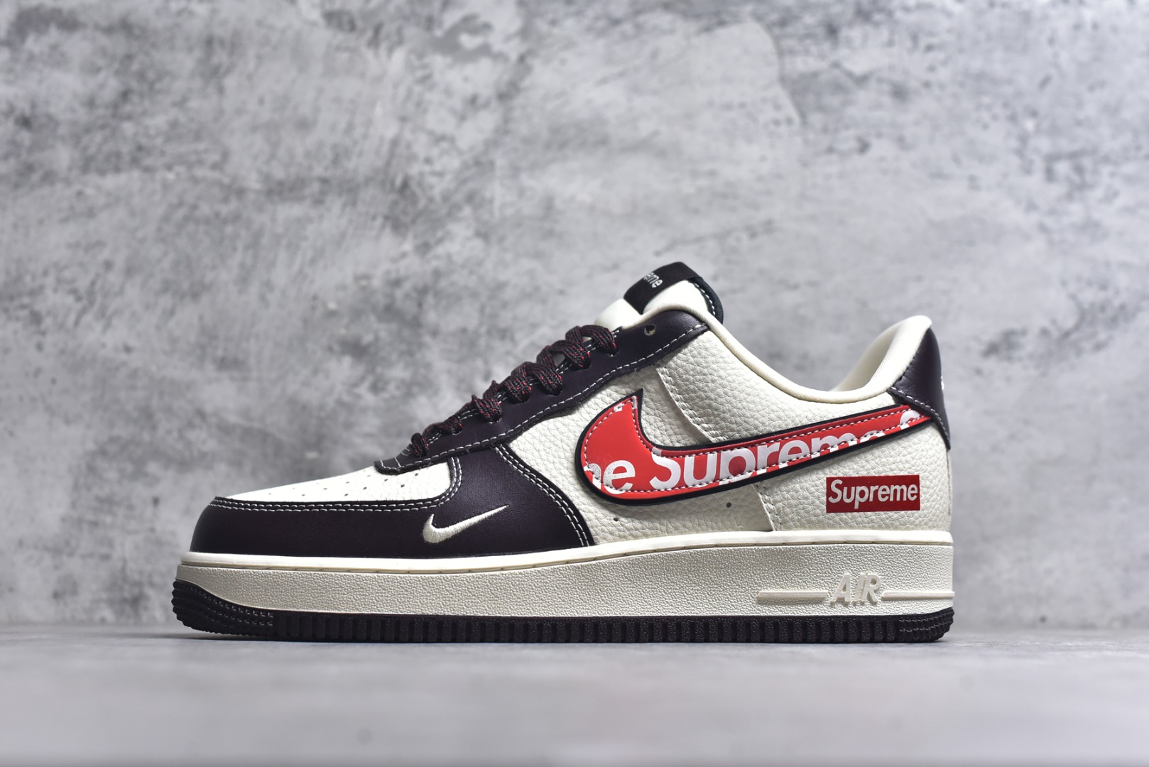 #海外爆款限量发售！公司级Nike Air Force 1 \'07 Low “Supreme联名——字母红勾”空军一号 高端定制 低帮 运动鞋 休闲鞋 折边针车 工艺难度大 原楦头原纸板 原装鞋盒 定制五金配件 内置全掌气垫 原厂鞋底 货号：KJ1688-019 尺码：36 36.5 37.5 38 38.5 39 40 40.5 41 42 42.5 43 44 44.5 45-选品中心