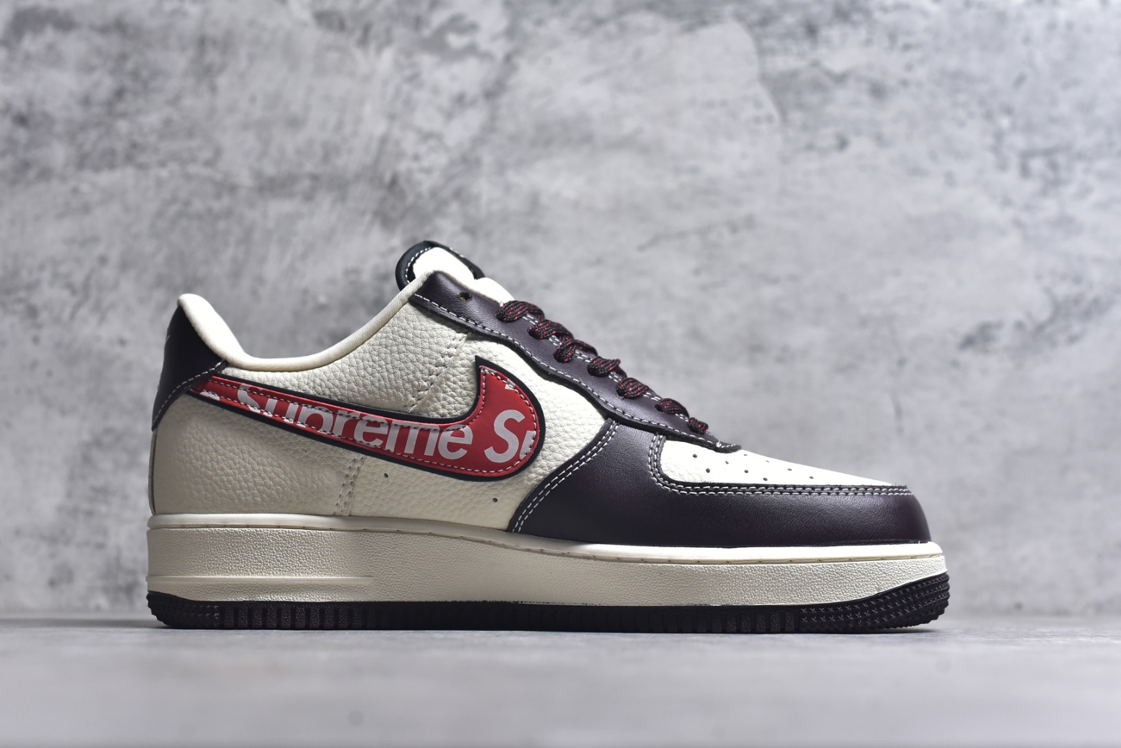 图片[3]-#海外爆款限量发售！公司级Nike Air Force 1 \’07 Low “Supreme联名——字母红勾”空军一号 高端定制 低帮 运动鞋 休闲鞋 折边针车 工艺难度大 原楦头原纸板 原装鞋盒 定制五金配件 内置全掌气垫 原厂鞋底 货号：KJ1688-019 尺码：36 36.5 37.5 38 38.5 39 40 40.5 41 42 42.5 43 44 44.5 45-选品中心