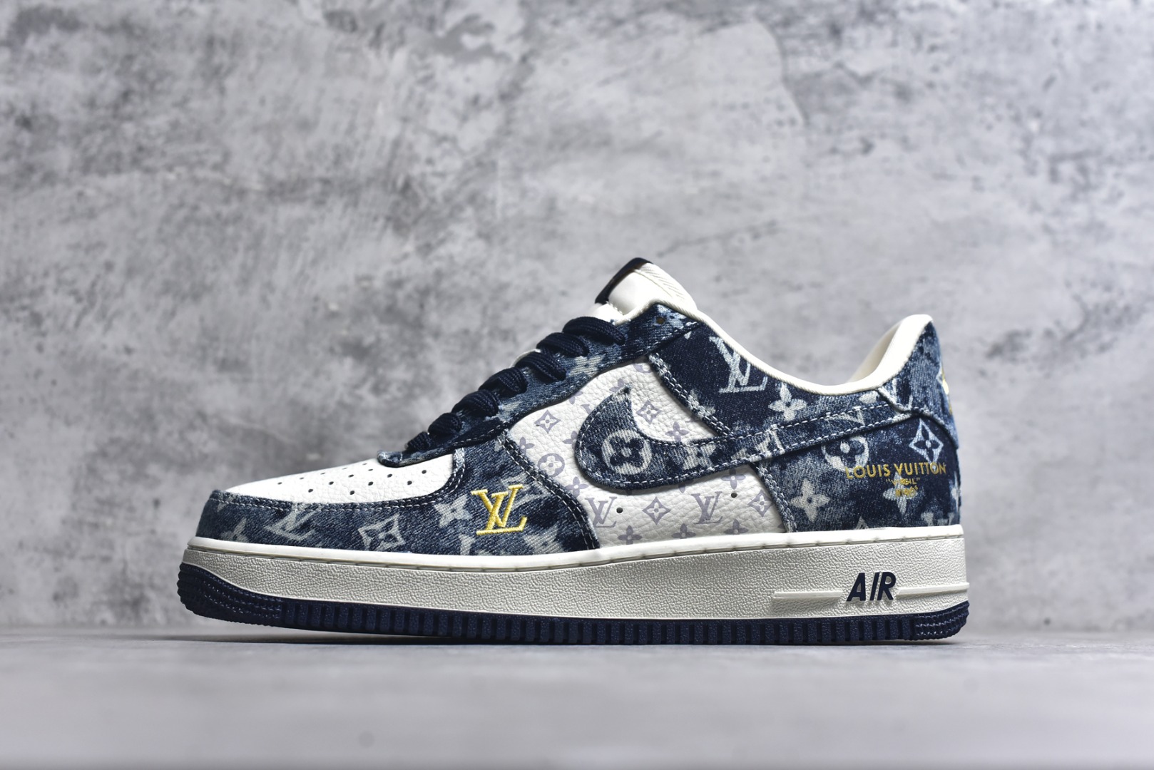 #Nike Air Force 1\'07 Low LV联名 白墨蓝 空军一号低帮休闲板鞋 YF9511-820 #定制皮料 定制鞋盒 原楦原纸板 纯正空军版型 内置全掌气垫 尺码：36 36.5 37.5 38 38.5 39 40 40.5 41 42 42.5 43 44 44.5 45 9.D4-选品中心