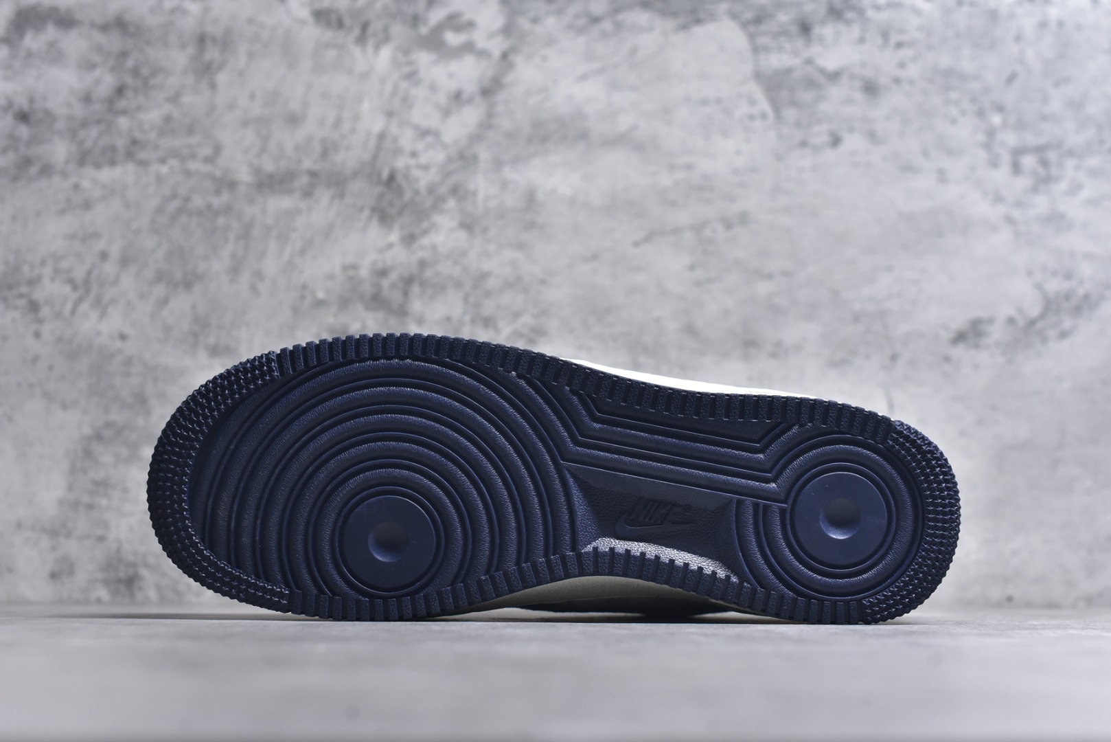 图片[6]-#Nike Air Force 1\’07 Low LV联名 白墨蓝 空军一号低帮休闲板鞋 YF9511-820 #定制皮料 定制鞋盒 原楦原纸板 纯正空军版型 内置全掌气垫 尺码：36 36.5 37.5 38 38.5 39 40 40.5 41 42 42.5 43 44 44.5 45 9.D4-选品中心