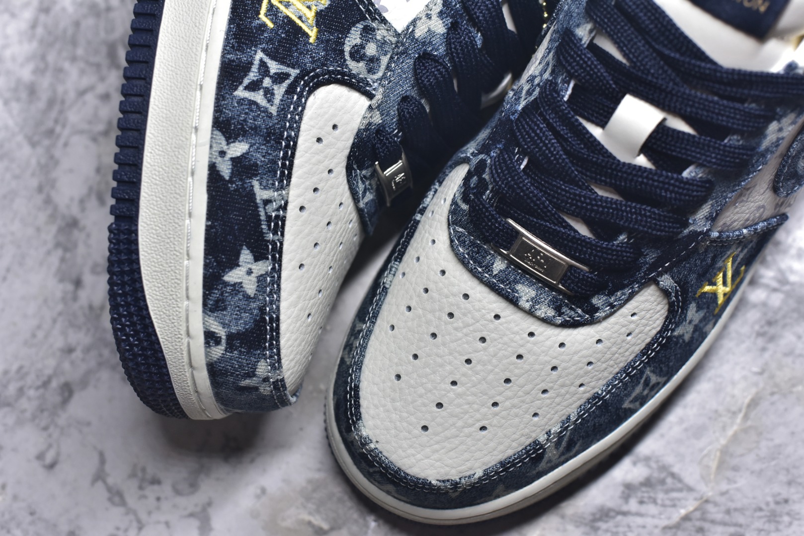 图片[8]-#Nike Air Force 1\’07 Low LV联名 白墨蓝 空军一号低帮休闲板鞋 YF9511-820 #定制皮料 定制鞋盒 原楦原纸板 纯正空军版型 内置全掌气垫 尺码：36 36.5 37.5 38 38.5 39 40 40.5 41 42 42.5 43 44 44.5 45 9.D4-选品中心