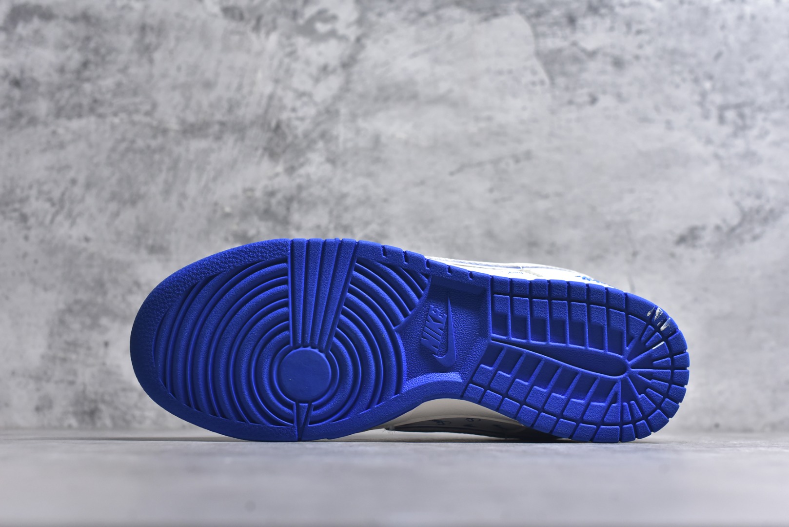 图片[6]-#海外爆款限量发售！Nike SB Dunk Low“ 斯图西联名——天空蓝满天星” 周年高端定制 低帮休闲板鞋 定制鞋盒 大厂纯原品质出货 超高清洁度 皮料切割干净无任何毛边 细节完美 货号：JP1628-022 尺码：36 36.5 37.5 38 38.5 39 40 40.5 41 42 42.5 43 44 44.5 45-选品中心