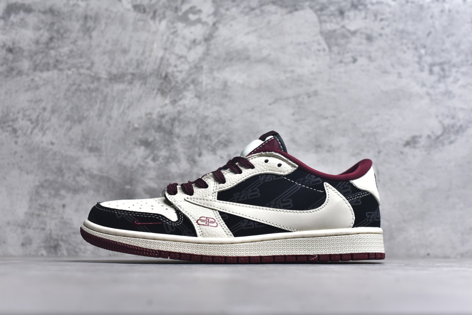 #海外爆款限量发售！Travis Scott x Fragment Design x Jordan Air Jordan 1 Low OG SP “棕底白黑” 多方联名合作融合了Travi翻毛蓝勾s Scott 独特的音乐风格，藤原浩个性的设计风格以及Jordan品牌的经典元素 使其成为一双具有独特身份和价值的鞋子 清新而立体的外观加上联名标识更突出了其独特身份 这种配色方案显示出活力和时尚感 在视觉上引人注目 鞋身的质感和细腻的细节处理使其显得高端而格调十足 这款“倒钩”联名是设计与创意完美结合 融合多方的个性风格是一款备受瞩目的潮流鞋款 低帮休闲板鞋 定制鞋盒 大厂纯原品质出货 超高清洁度 皮料切割干净无任何毛边 细节完美 货号：XS2025-079 尺码：36 36.5 37.5 38 38.5 39 40 40.5 41 42-选品中心