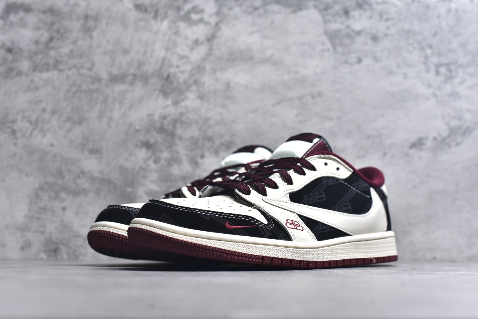 图片[2]-#海外爆款限量发售！Travis Scott x Fragment Design x Jordan Air Jordan 1 Low OG SP “棕底白黑” 多方联名合作融合了Travi翻毛蓝勾s Scott 独特的音乐风格，藤原浩个性的设计风格以及Jordan品牌的经典元素 使其成为一双具有独特身份和价值的鞋子 清新而立体的外观加上联名标识更突出了其独特身份 这种配色方案显示出活力和时尚感 在视觉上引人注目 鞋身的质感和细腻的细节处理使其显得高端而格调十足 这款“倒钩”联名是设计与创意完美结合 融合多方的个性风格是一款备受瞩目的潮流鞋款 低帮休闲板鞋 定制鞋盒 大厂纯原品质出货 超高清洁度 皮料切割干净无任何毛边 细节完美 货号：XS2025-079 尺码：36 36.5 37.5 38 38.5 39 40 40.5 41 42-选品中心