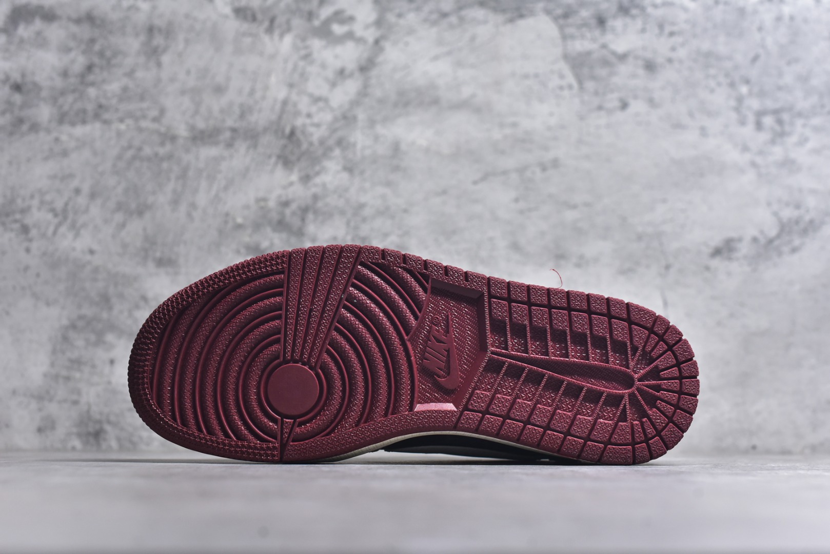 图片[6]-#海外爆款限量发售！Travis Scott x Fragment Design x Jordan Air Jordan 1 Low OG SP “棕底白黑” 多方联名合作融合了Travi翻毛蓝勾s Scott 独特的音乐风格，藤原浩个性的设计风格以及Jordan品牌的经典元素 使其成为一双具有独特身份和价值的鞋子 清新而立体的外观加上联名标识更突出了其独特身份 这种配色方案显示出活力和时尚感 在视觉上引人注目 鞋身的质感和细腻的细节处理使其显得高端而格调十足 这款“倒钩”联名是设计与创意完美结合 融合多方的个性风格是一款备受瞩目的潮流鞋款 低帮休闲板鞋 定制鞋盒 大厂纯原品质出货 超高清洁度 皮料切割干净无任何毛边 细节完美 货号：XS2025-079 尺码：36 36.5 37.5 38 38.5 39 40 40.5 41 42-选品中心