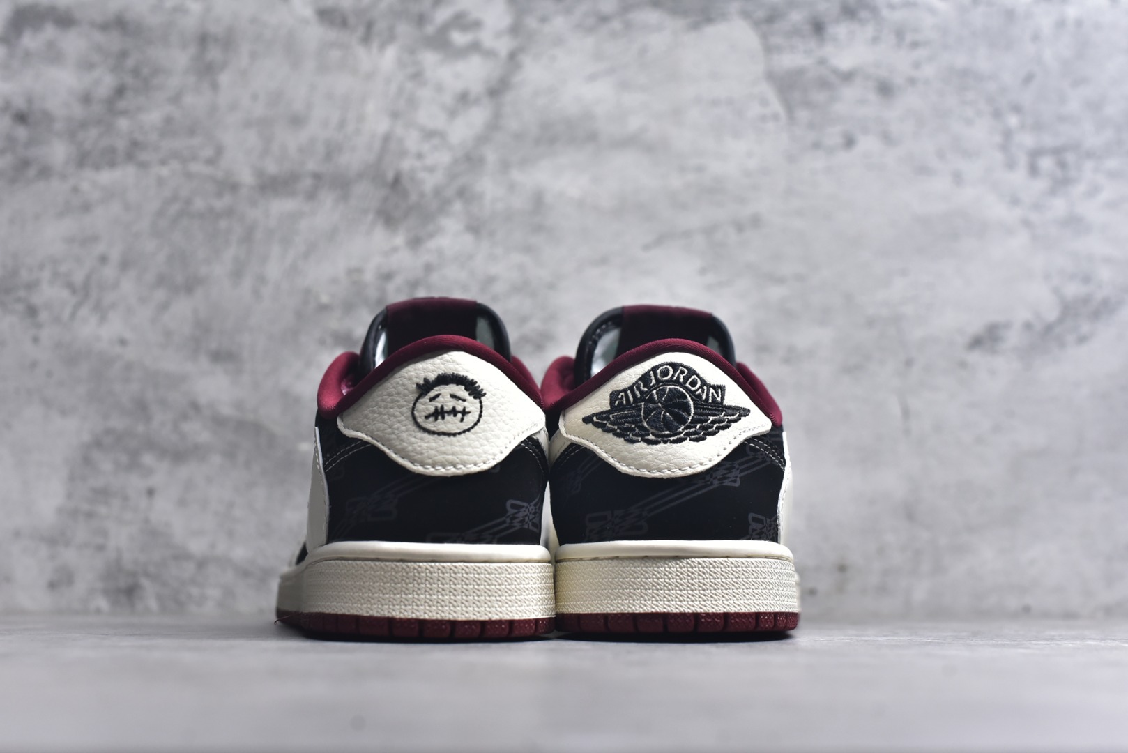 图片[5]-#海外爆款限量发售！Travis Scott x Fragment Design x Jordan Air Jordan 1 Low OG SP “棕底白黑” 多方联名合作融合了Travi翻毛蓝勾s Scott 独特的音乐风格，藤原浩个性的设计风格以及Jordan品牌的经典元素 使其成为一双具有独特身份和价值的鞋子 清新而立体的外观加上联名标识更突出了其独特身份 这种配色方案显示出活力和时尚感 在视觉上引人注目 鞋身的质感和细腻的细节处理使其显得高端而格调十足 这款“倒钩”联名是设计与创意完美结合 融合多方的个性风格是一款备受瞩目的潮流鞋款 低帮休闲板鞋 定制鞋盒 大厂纯原品质出货 超高清洁度 皮料切割干净无任何毛边 细节完美 货号：XS2025-079 尺码：36 36.5 37.5 38 38.5 39 40 40.5 41 42-选品中心