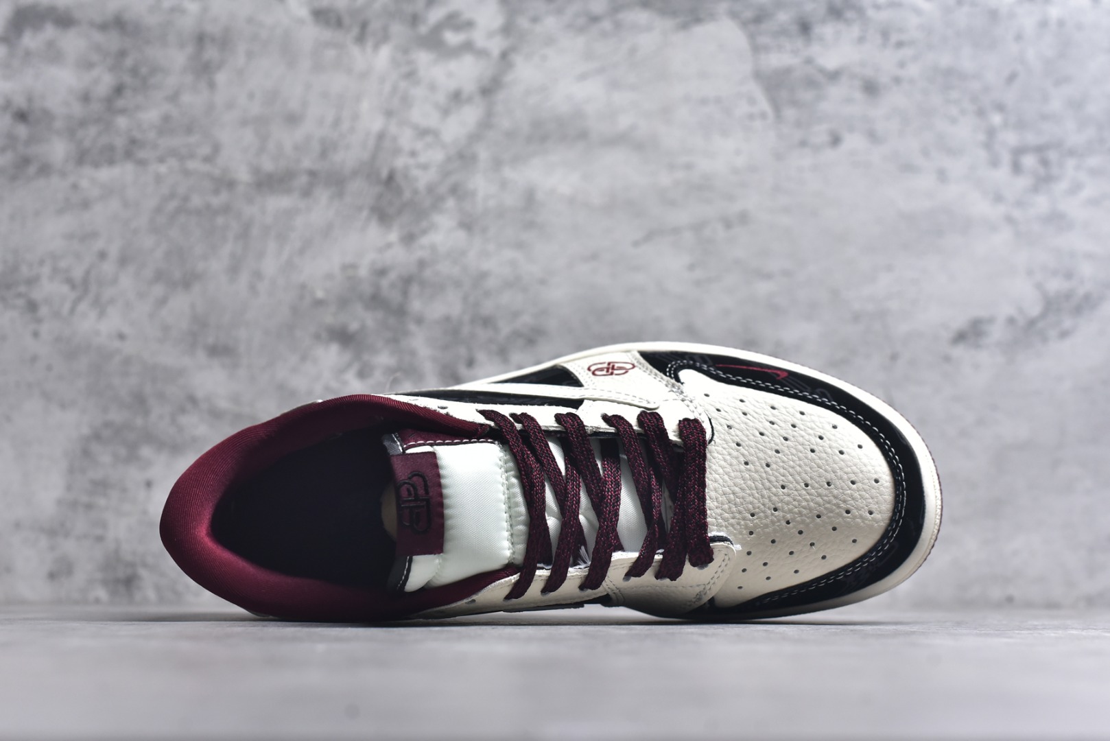 图片[4]-#海外爆款限量发售！Travis Scott x Fragment Design x Jordan Air Jordan 1 Low OG SP “棕底白黑” 多方联名合作融合了Travi翻毛蓝勾s Scott 独特的音乐风格，藤原浩个性的设计风格以及Jordan品牌的经典元素 使其成为一双具有独特身份和价值的鞋子 清新而立体的外观加上联名标识更突出了其独特身份 这种配色方案显示出活力和时尚感 在视觉上引人注目 鞋身的质感和细腻的细节处理使其显得高端而格调十足 这款“倒钩”联名是设计与创意完美结合 融合多方的个性风格是一款备受瞩目的潮流鞋款 低帮休闲板鞋 定制鞋盒 大厂纯原品质出货 超高清洁度 皮料切割干净无任何毛边 细节完美 货号：XS2025-079 尺码：36 36.5 37.5 38 38.5 39 40 40.5 41 42-选品中心