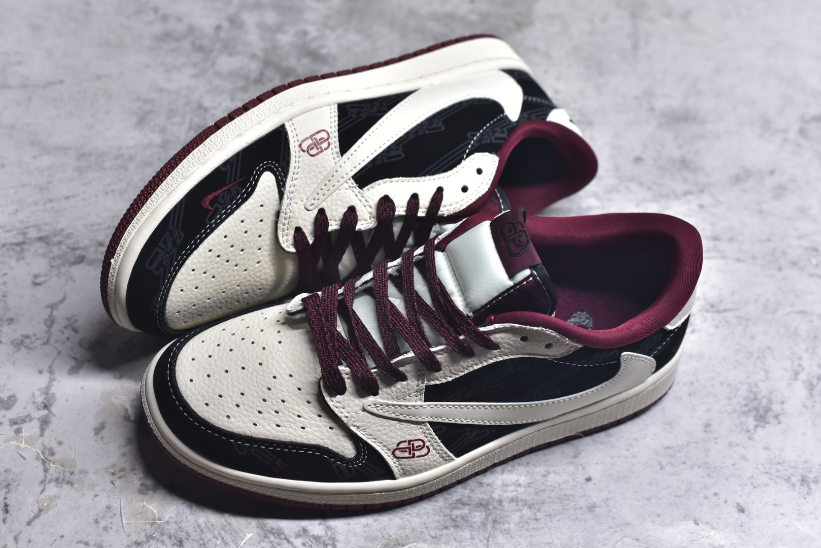 图片[7]-#海外爆款限量发售！Travis Scott x Fragment Design x Jordan Air Jordan 1 Low OG SP “棕底白黑” 多方联名合作融合了Travi翻毛蓝勾s Scott 独特的音乐风格，藤原浩个性的设计风格以及Jordan品牌的经典元素 使其成为一双具有独特身份和价值的鞋子 清新而立体的外观加上联名标识更突出了其独特身份 这种配色方案显示出活力和时尚感 在视觉上引人注目 鞋身的质感和细腻的细节处理使其显得高端而格调十足 这款“倒钩”联名是设计与创意完美结合 融合多方的个性风格是一款备受瞩目的潮流鞋款 低帮休闲板鞋 定制鞋盒 大厂纯原品质出货 超高清洁度 皮料切割干净无任何毛边 细节完美 货号：XS2025-079 尺码：36 36.5 37.5 38 38.5 39 40 40.5 41 42-选品中心