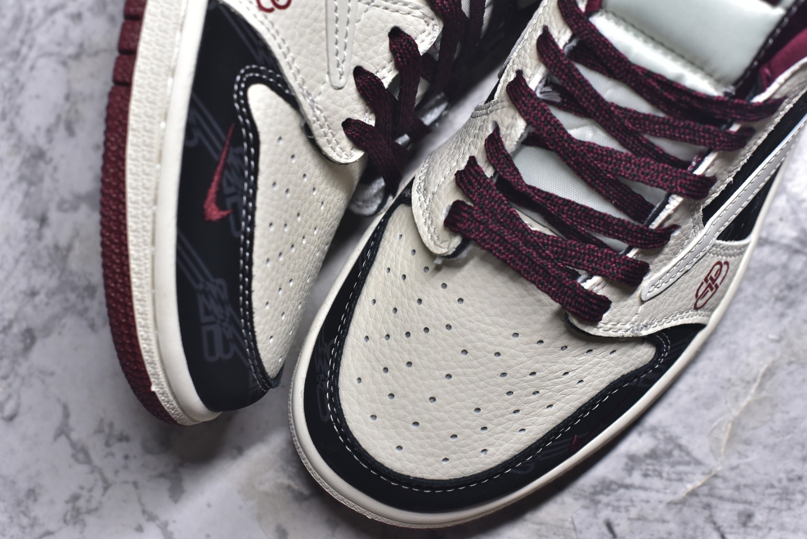 图片[8]-#海外爆款限量发售！Travis Scott x Fragment Design x Jordan Air Jordan 1 Low OG SP “棕底白黑” 多方联名合作融合了Travi翻毛蓝勾s Scott 独特的音乐风格，藤原浩个性的设计风格以及Jordan品牌的经典元素 使其成为一双具有独特身份和价值的鞋子 清新而立体的外观加上联名标识更突出了其独特身份 这种配色方案显示出活力和时尚感 在视觉上引人注目 鞋身的质感和细腻的细节处理使其显得高端而格调十足 这款“倒钩”联名是设计与创意完美结合 融合多方的个性风格是一款备受瞩目的潮流鞋款 低帮休闲板鞋 定制鞋盒 大厂纯原品质出货 超高清洁度 皮料切割干净无任何毛边 细节完美 货号：XS2025-079 尺码：36 36.5 37.5 38 38.5 39 40 40.5 41 42-选品中心