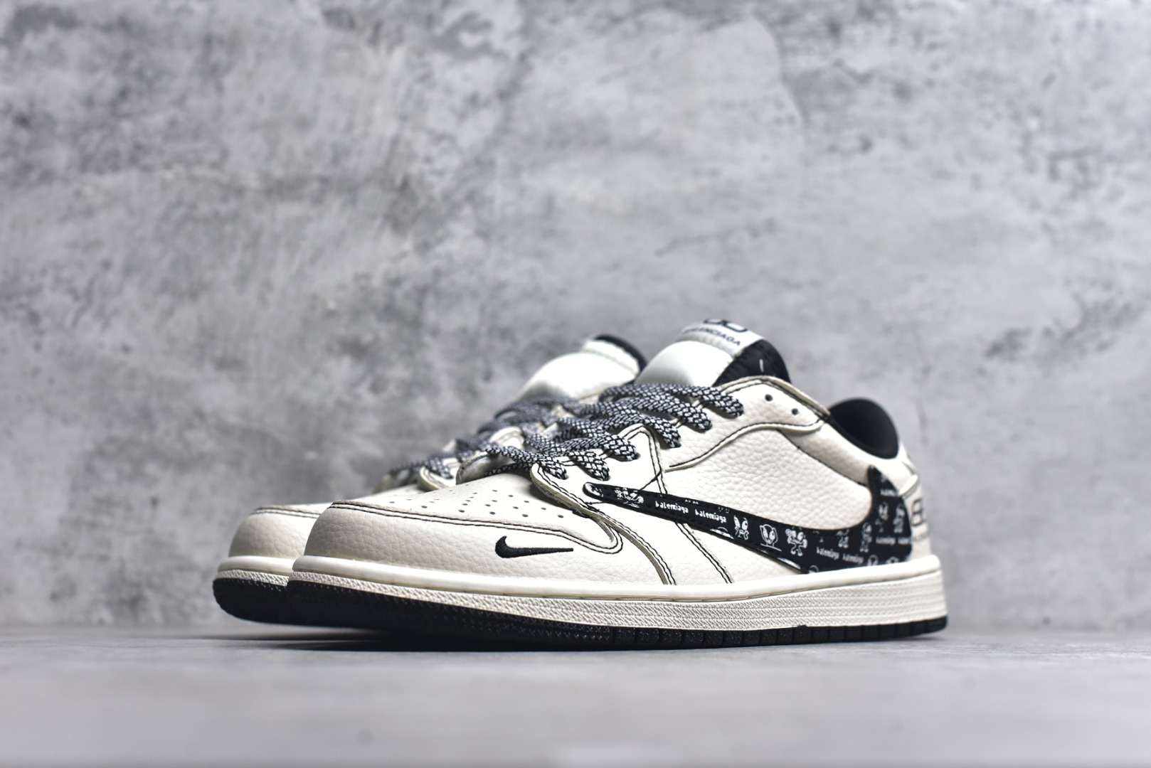 图片[2]-#Travis Scott x Fragment Design x Air Jordan 1 Low OG SP AJ1 乔1联名 米白黑钩巴黎印花 低帮文化休闲板鞋 DS2025-002 #多方联名合作融合了Travis Scott 独特的音乐风格，藤原浩个性的设计风格以及Jordan品牌的经典元素 使其成为一双具有独特身份和价值的鞋子 清新而立体的外观加上联名标识更突出了其独特身份 这种配色方案显示出活力和时尚感 在视觉上引人注目 鞋身的质感和细腻的细节处理使其显得高端而格调十足 这款“倒钩”联名是设计与创意完美结合 融合多方的个性风格是一款备受瞩目的潮流鞋款 尺码：36 36.5 37.5 38 38.5 39 40 40.5 41 42 42.5 43 44 44.5 45 9.E5-选品中心